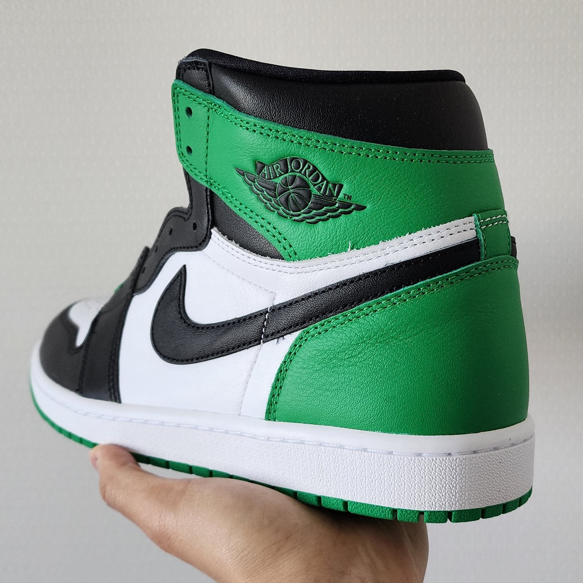 Jordan 1 Retro High OG Black and Lucky Green 착용 스타일