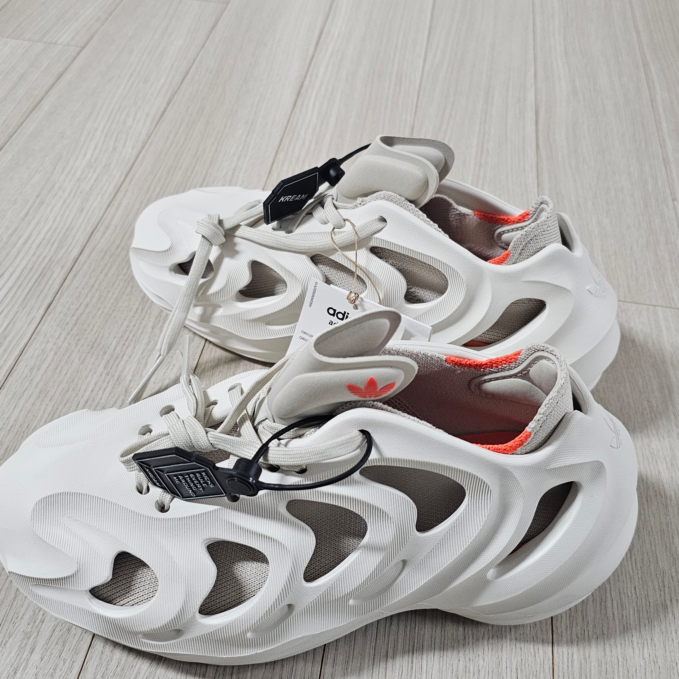 Adidas Adifom Q Off White 착용 스타일 - 2