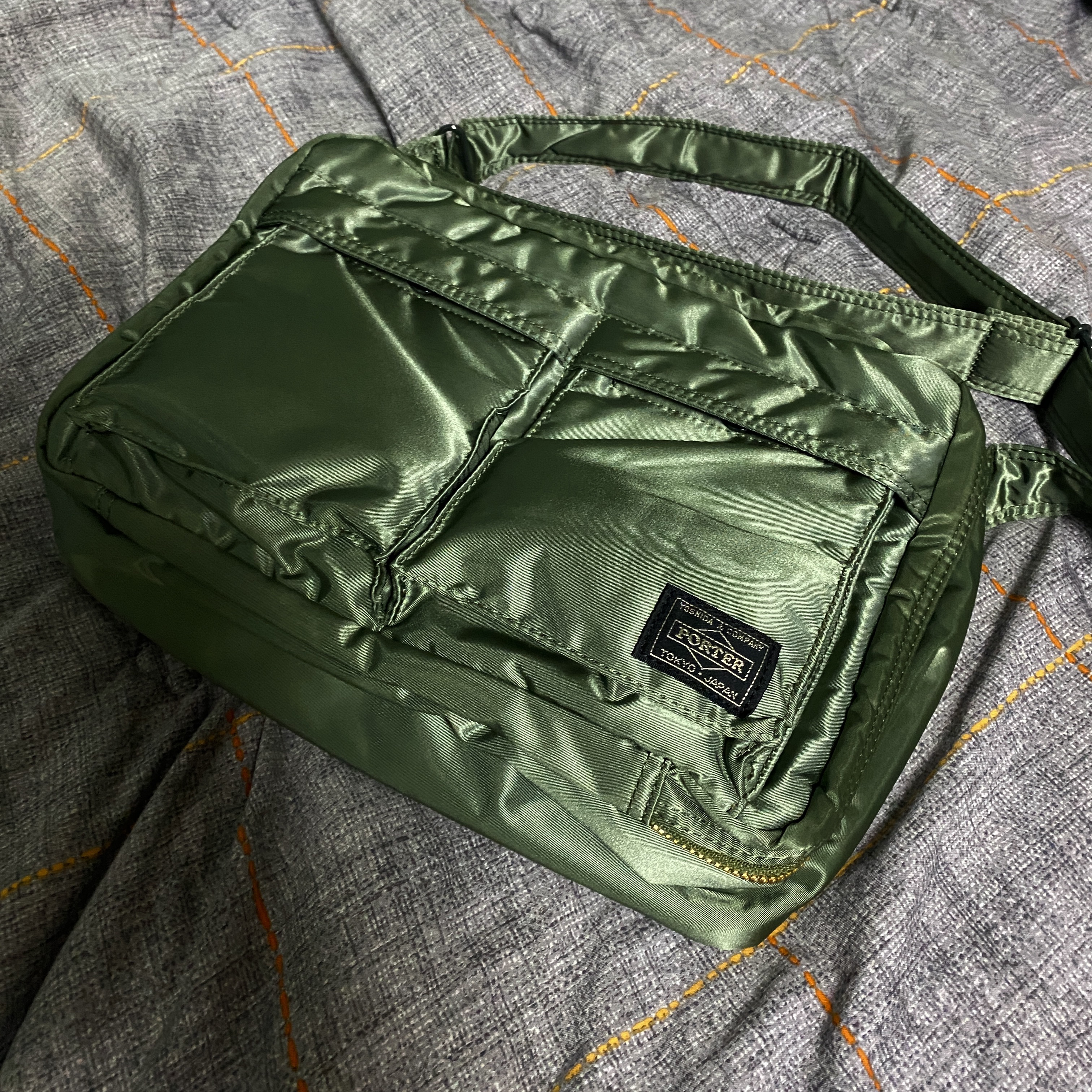 Porter Tanker Shoulder Bag L Sage Green 착용 스타일