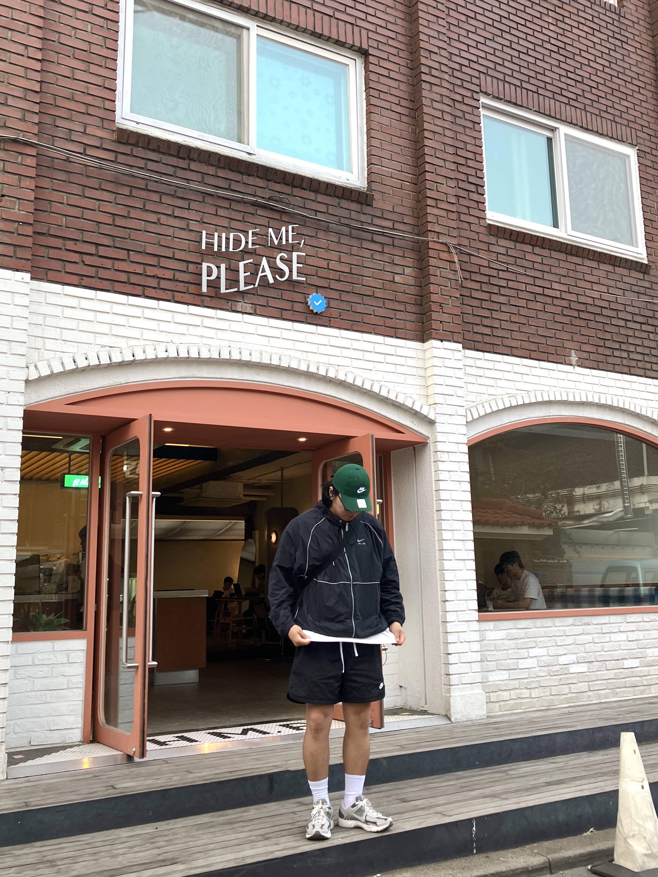 Nike Air Full Zip Hooded Woven Jacket Black - Asia, Nike Zoom Vomero 5 PRM Light Iron Ore and Flat Fewter 착용 스타일 - 1