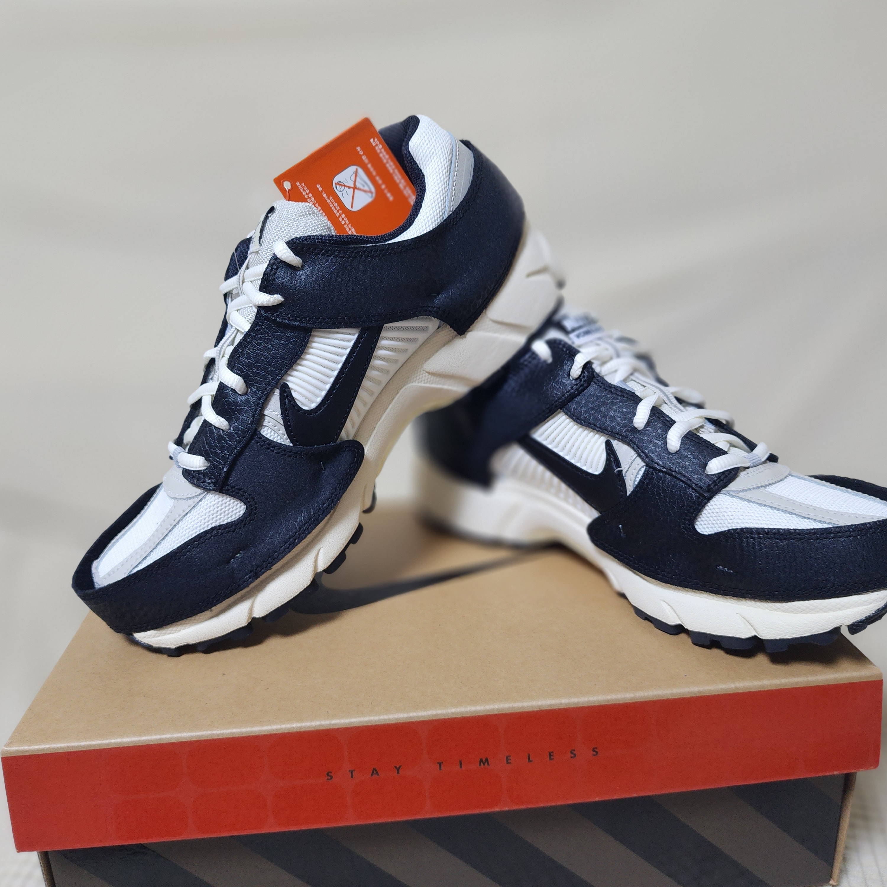 (W) Nike Zoom Vomero 5 Wolf Grey and Black 착용 스타일 - 3