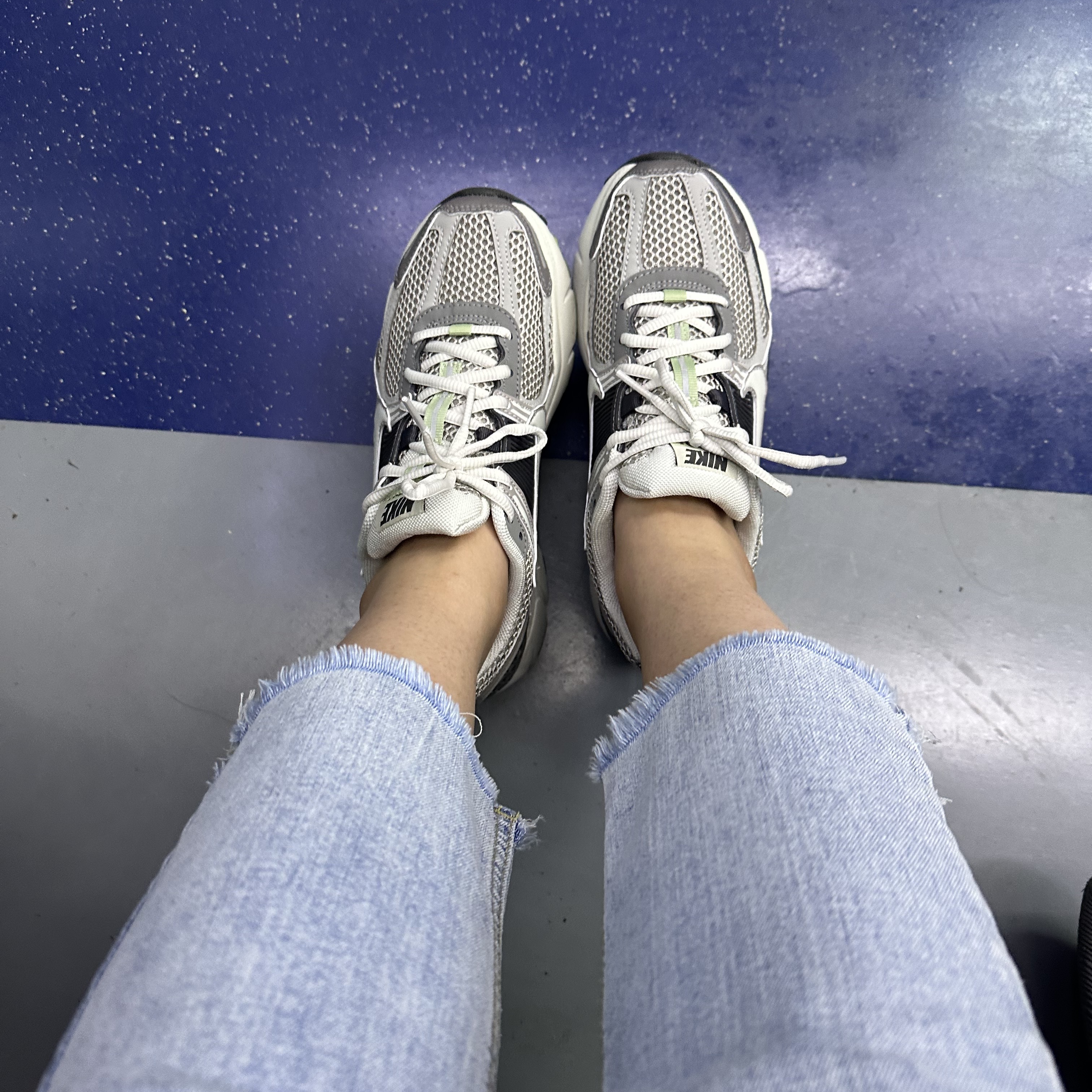 (W) Nike Zoom Vomero 5 Cobblestone and Flat Pewter 착용 스타일