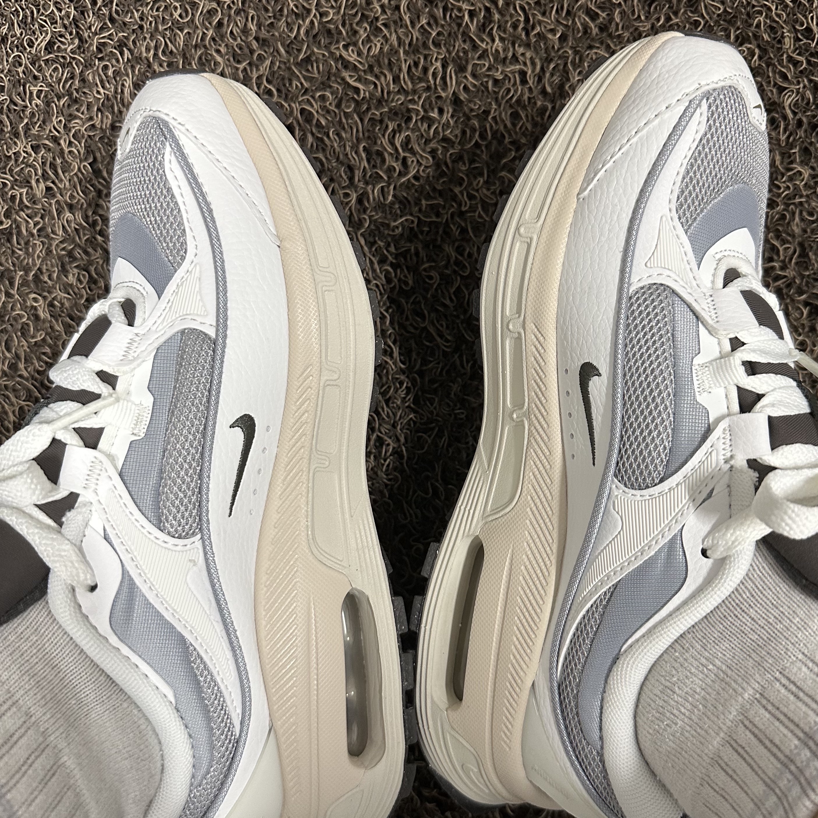 (W) Nike Air Max Bliss Next Nature Wolf Grey 착용 스타일
