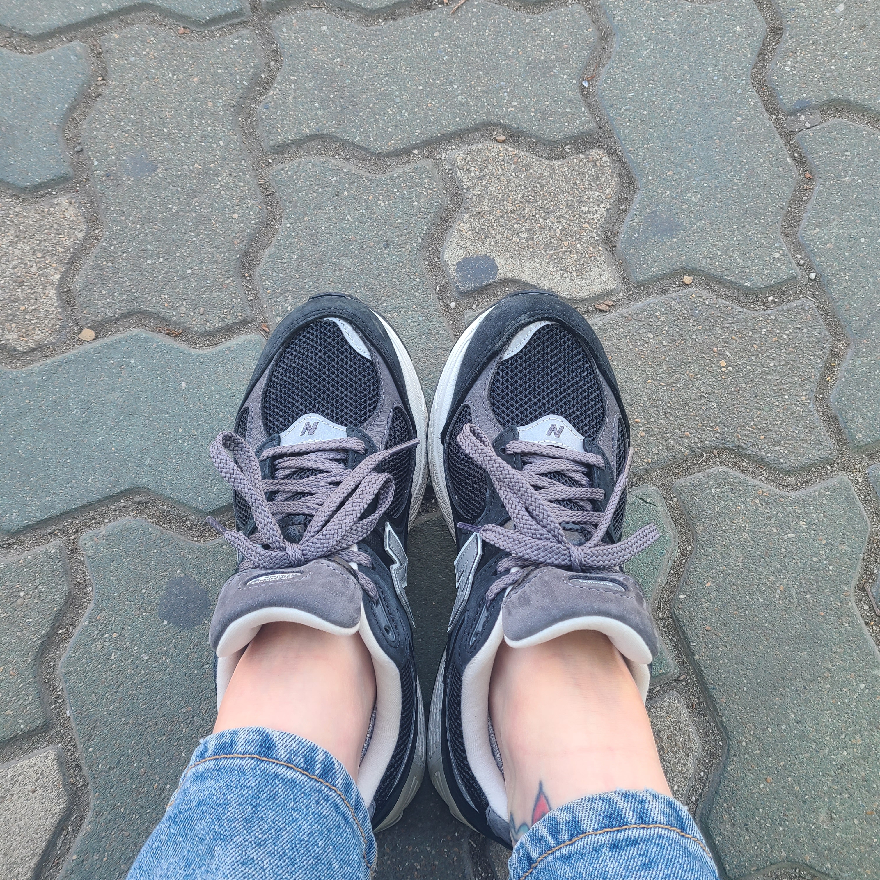 New Balance 2002R Premium Vintage Black 착용 스타일