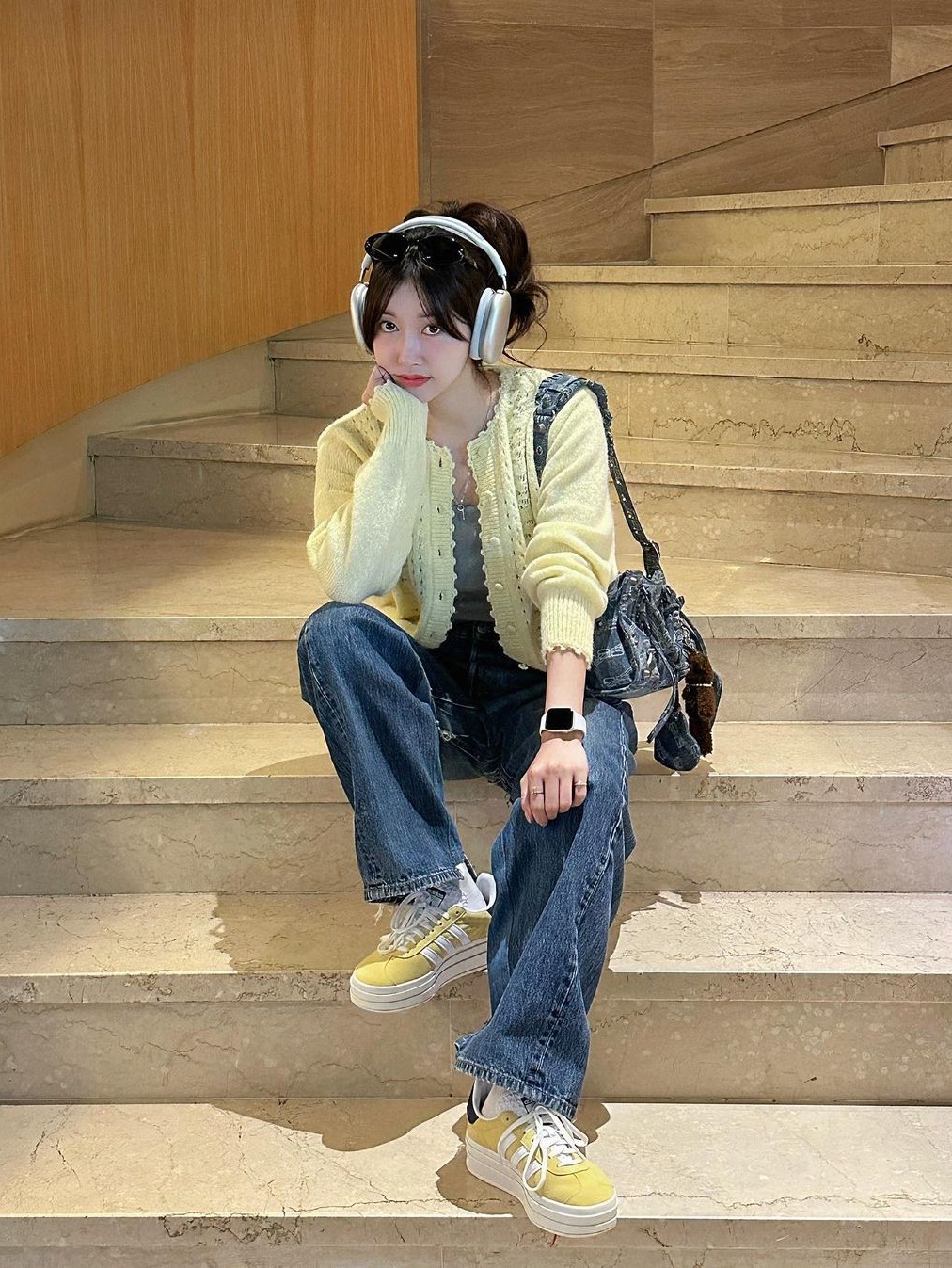 Monamhee x SSIL Bred keyring Brown, Apple AirPods Max Lightning Silver (Korean Ver.) 착용 스타일 - 1