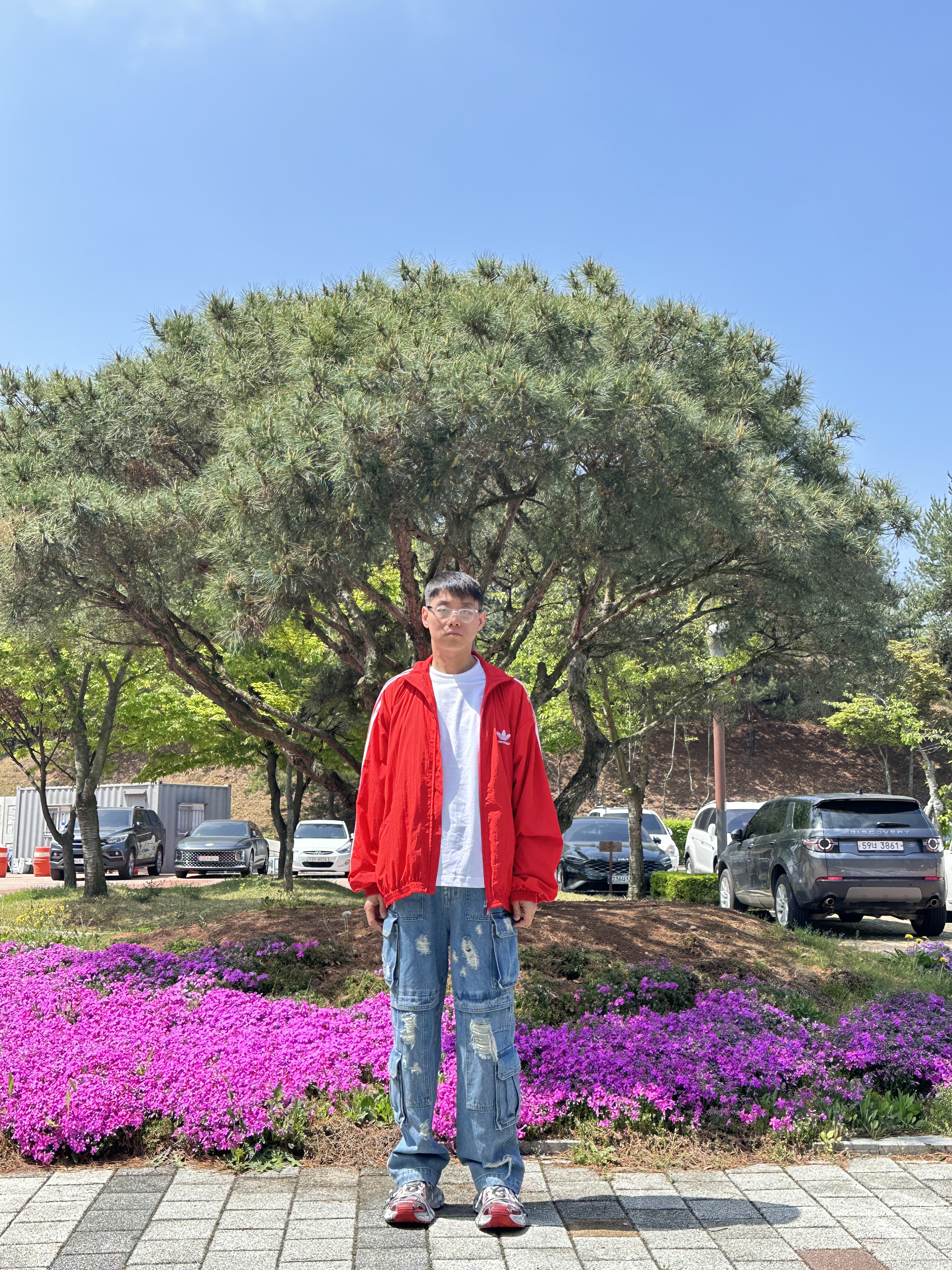 Nike x Peaceminusone LS T-Shirt White (DR0098-100), Balenciaga x Adidas Tracksuit Jacket Red 착용 스타일