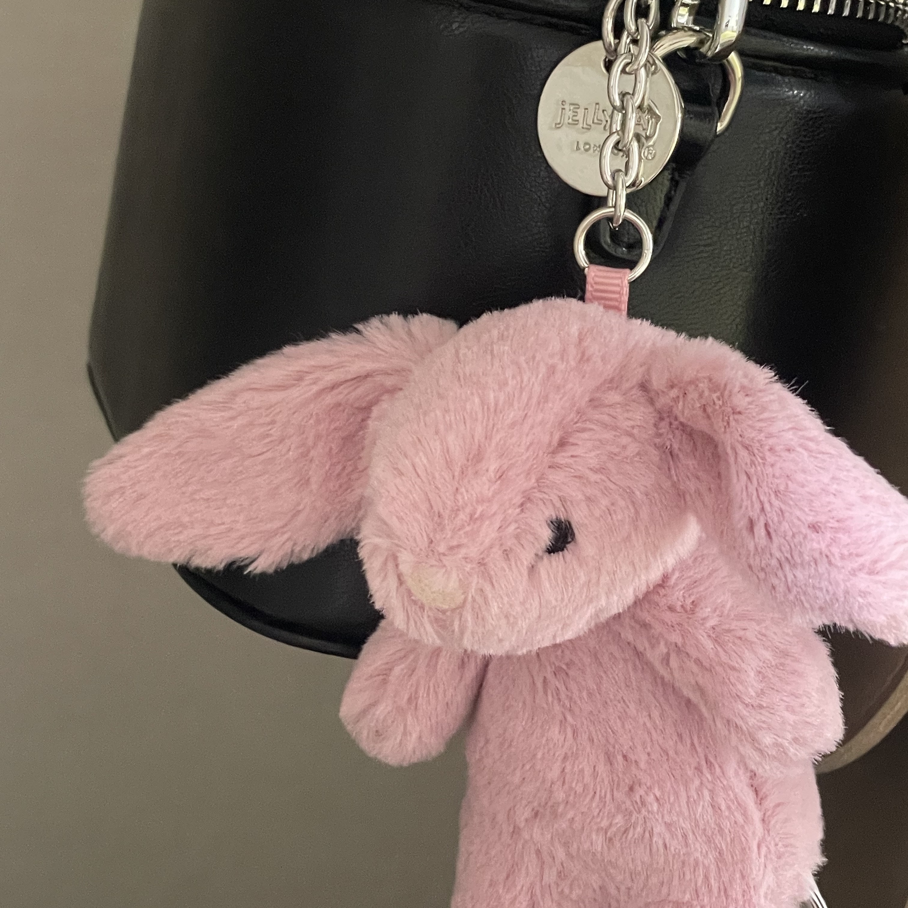 Jellycat Bashful Bunny Bag Charm Tulip 착용 스타일