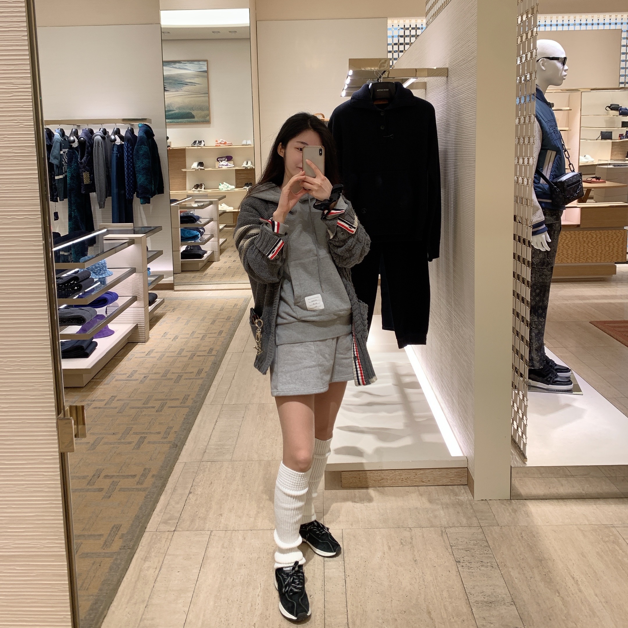 Thom Browne Classic Loopback Center Back RWB Stripe Hoodie Pullover Light Grey 착용 스타일