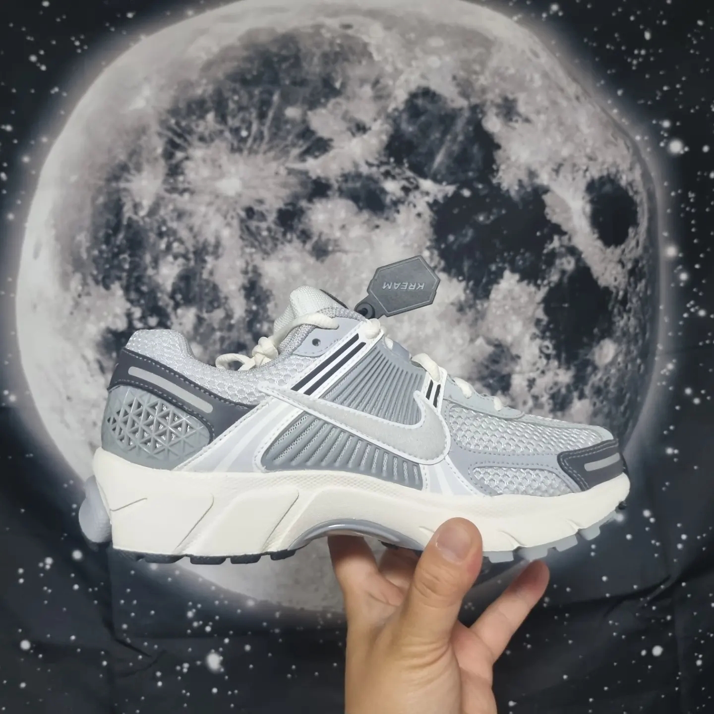 (W) Nike Zoom Vomero 5 Pure Platinum Metallic Silver 착용 스타일 - 3