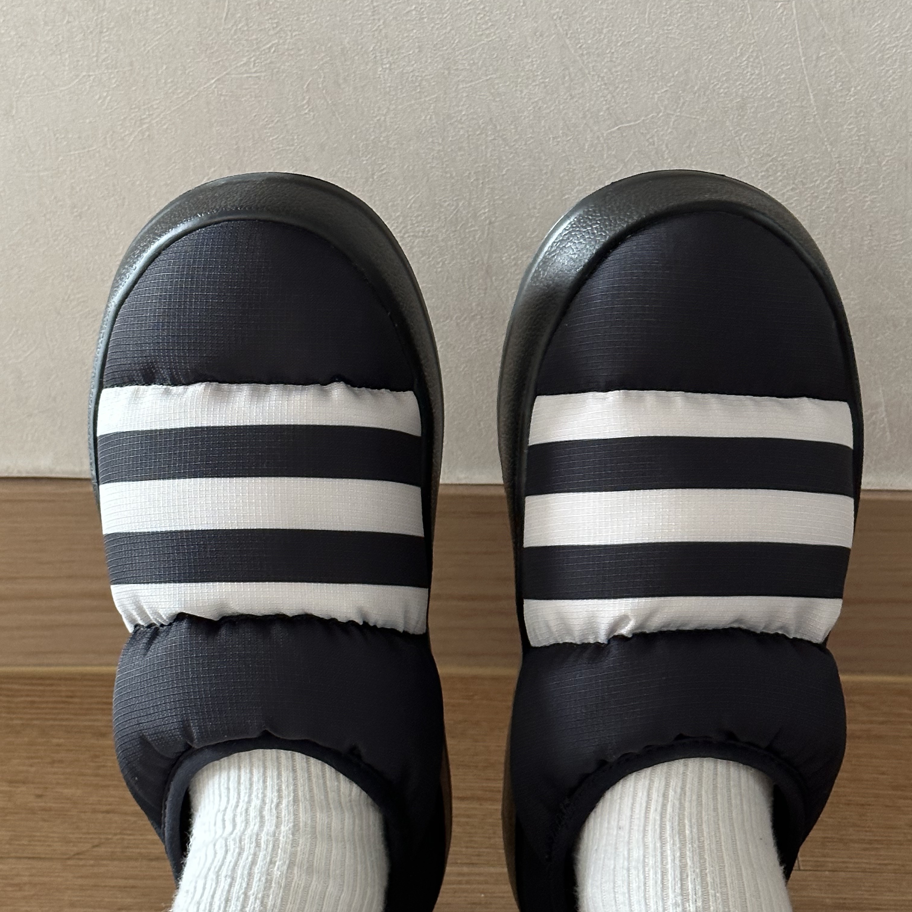 Adidas Puffylette Core Black 착용 스타일