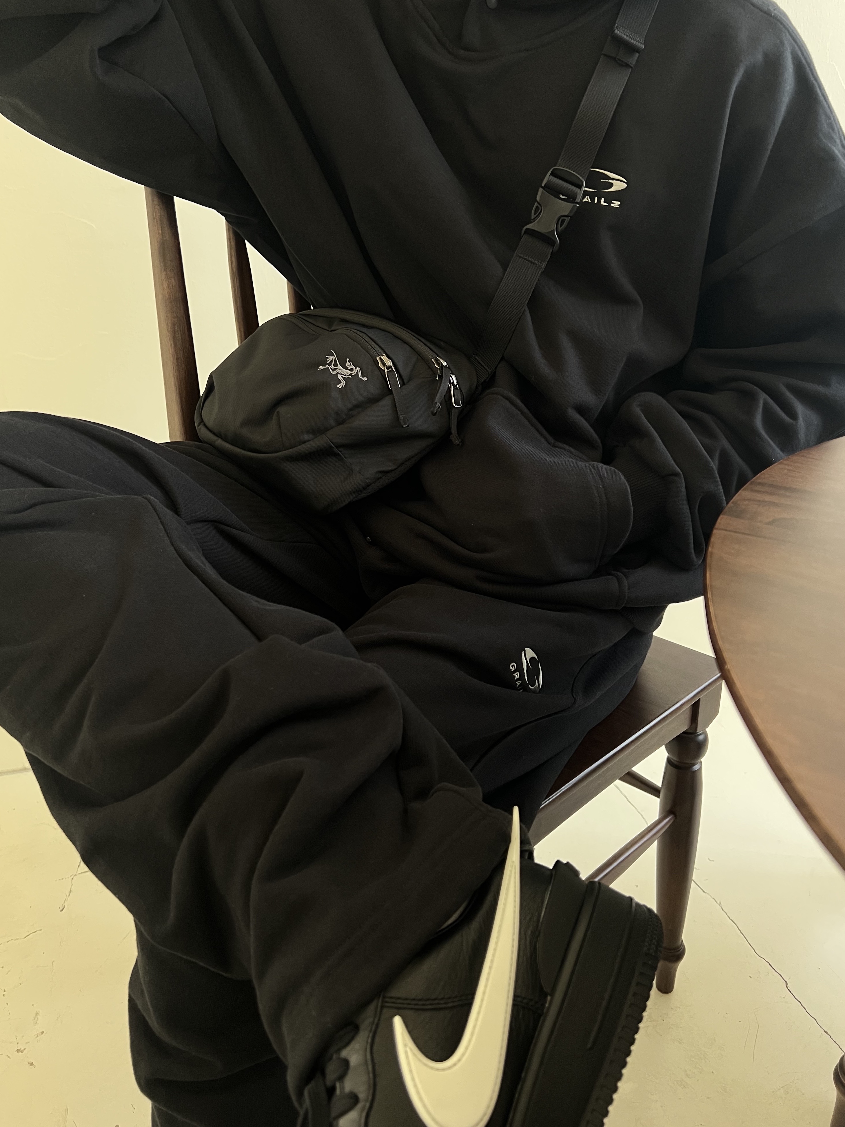 Nike x Ambush Air Force 1 Low SP Black, Arc'teryx Mantis 2 Waistpack Black 착용 스타일 - 3