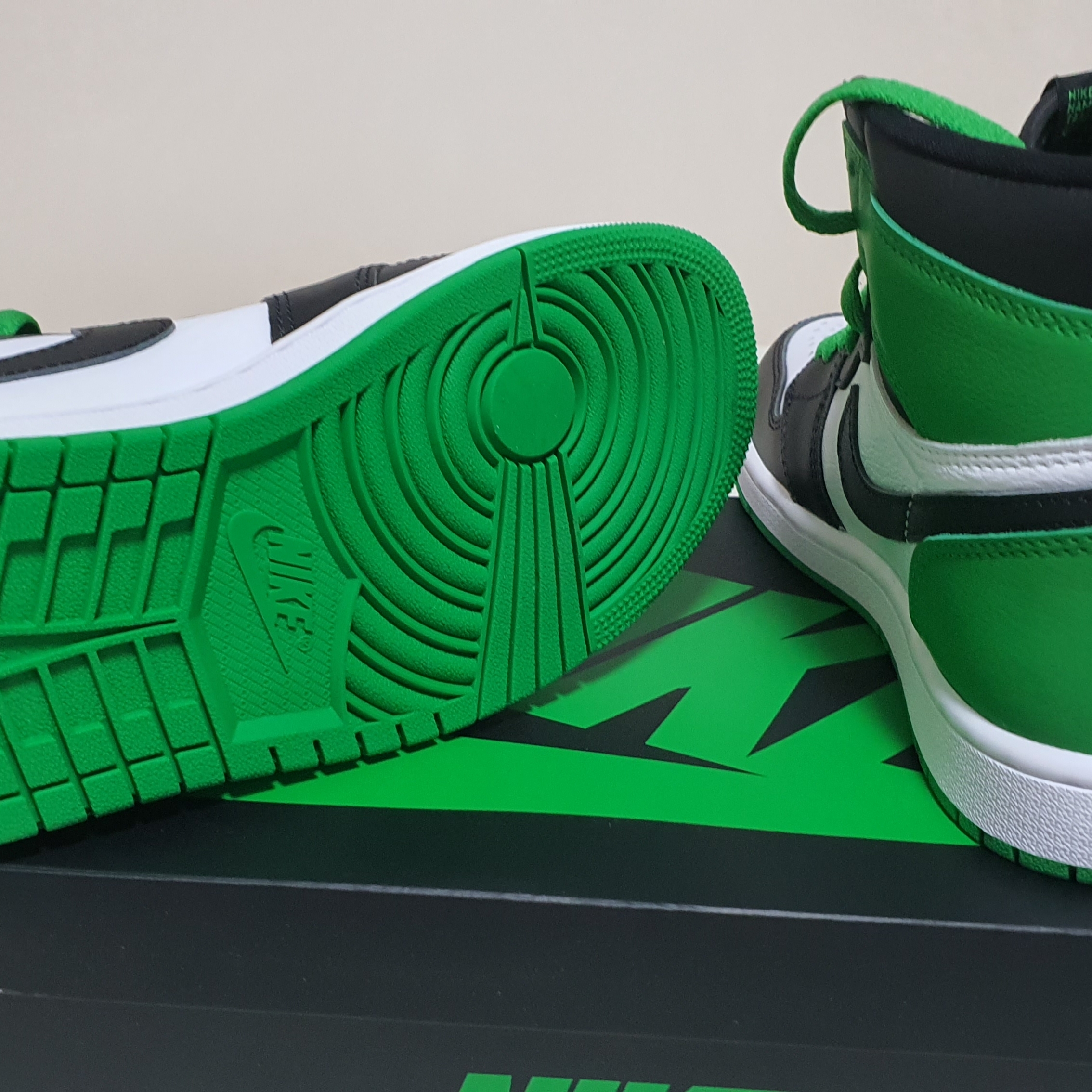 Jordan 1 Retro High OG Black and Lucky Green 착용 스타일 - 3