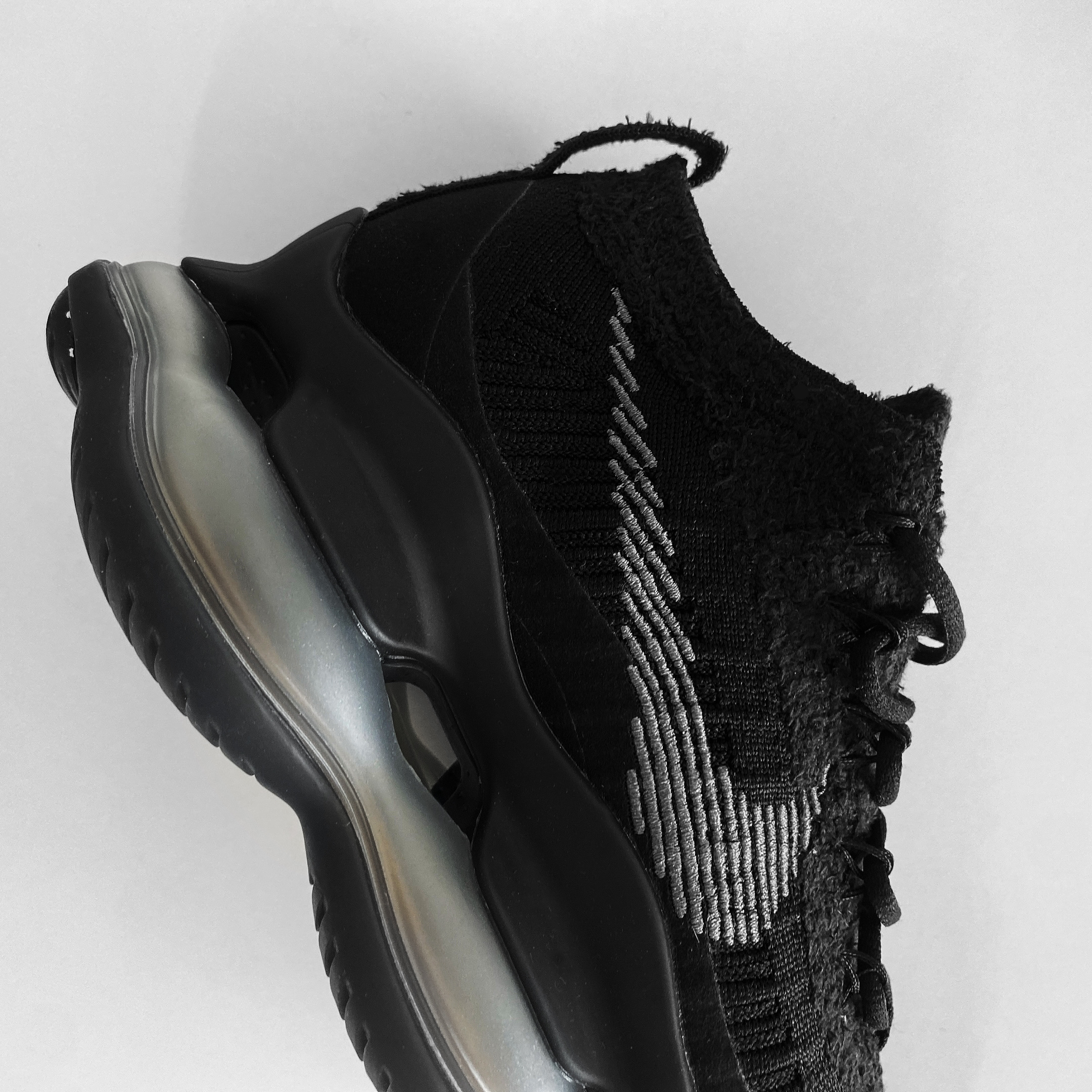 Nike Air Max Scorpion Flyknit Black Anthracite 착용 스타일 - 2