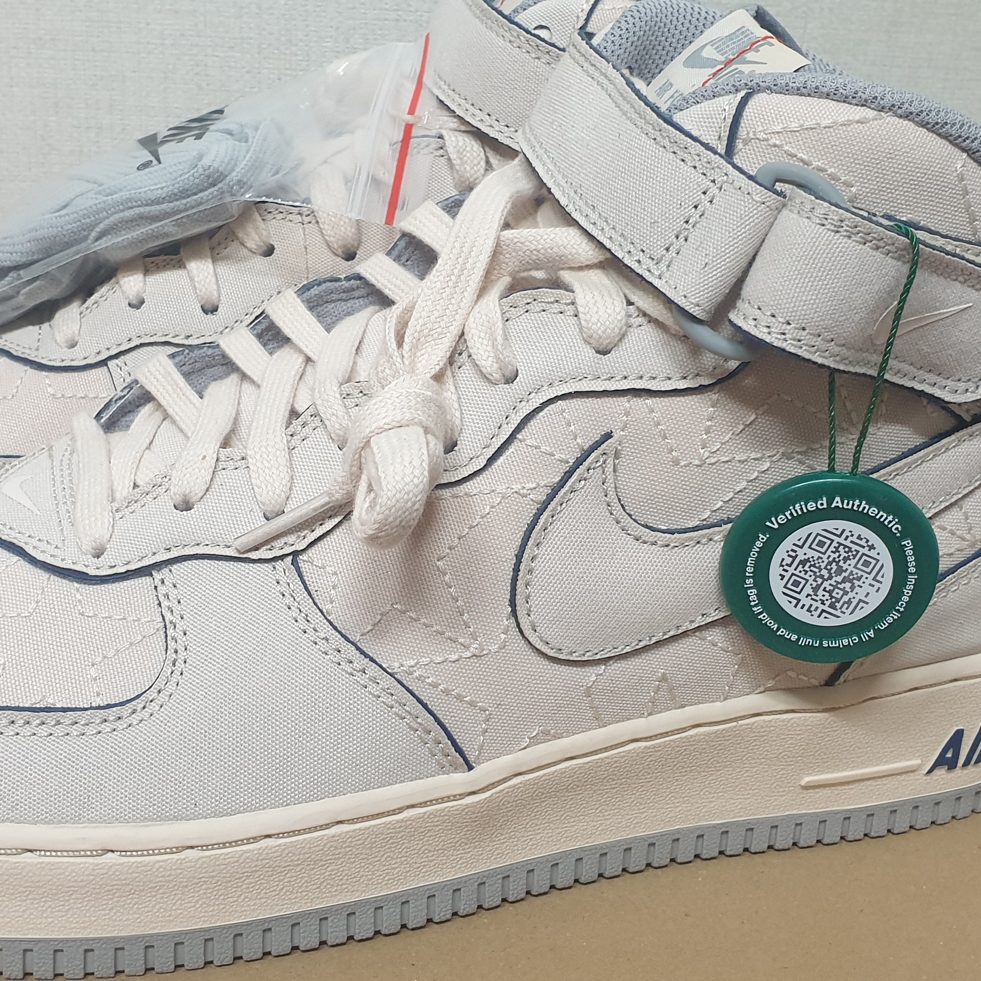 Nike Air Force 1 Mid '07 Pearl White 착용 스타일
