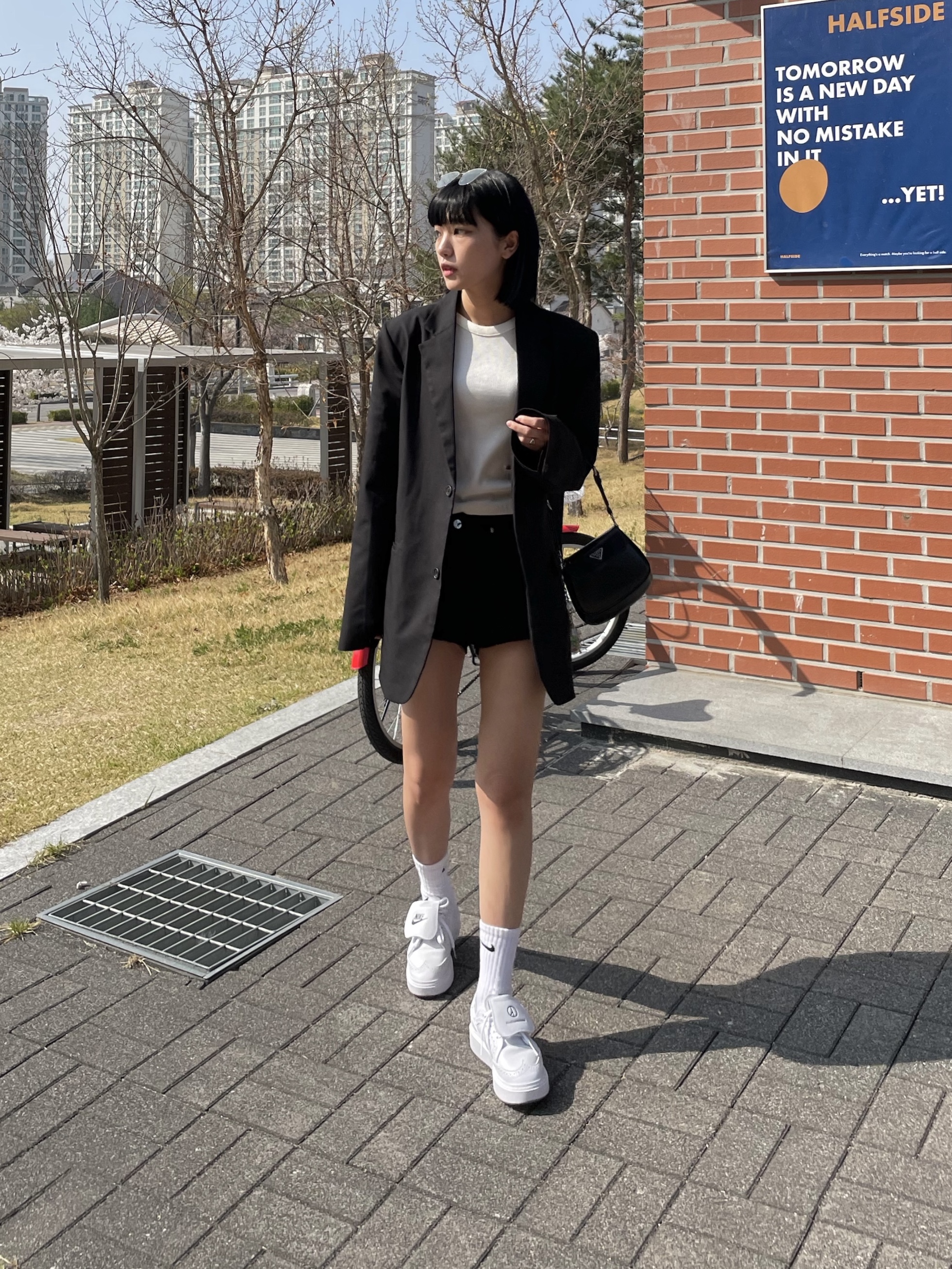Nike x Peaceminusone Kwondo1 White, Prada Cleo Brushed Leather Mini Bag with Flap Black 착용 스타일 - 2