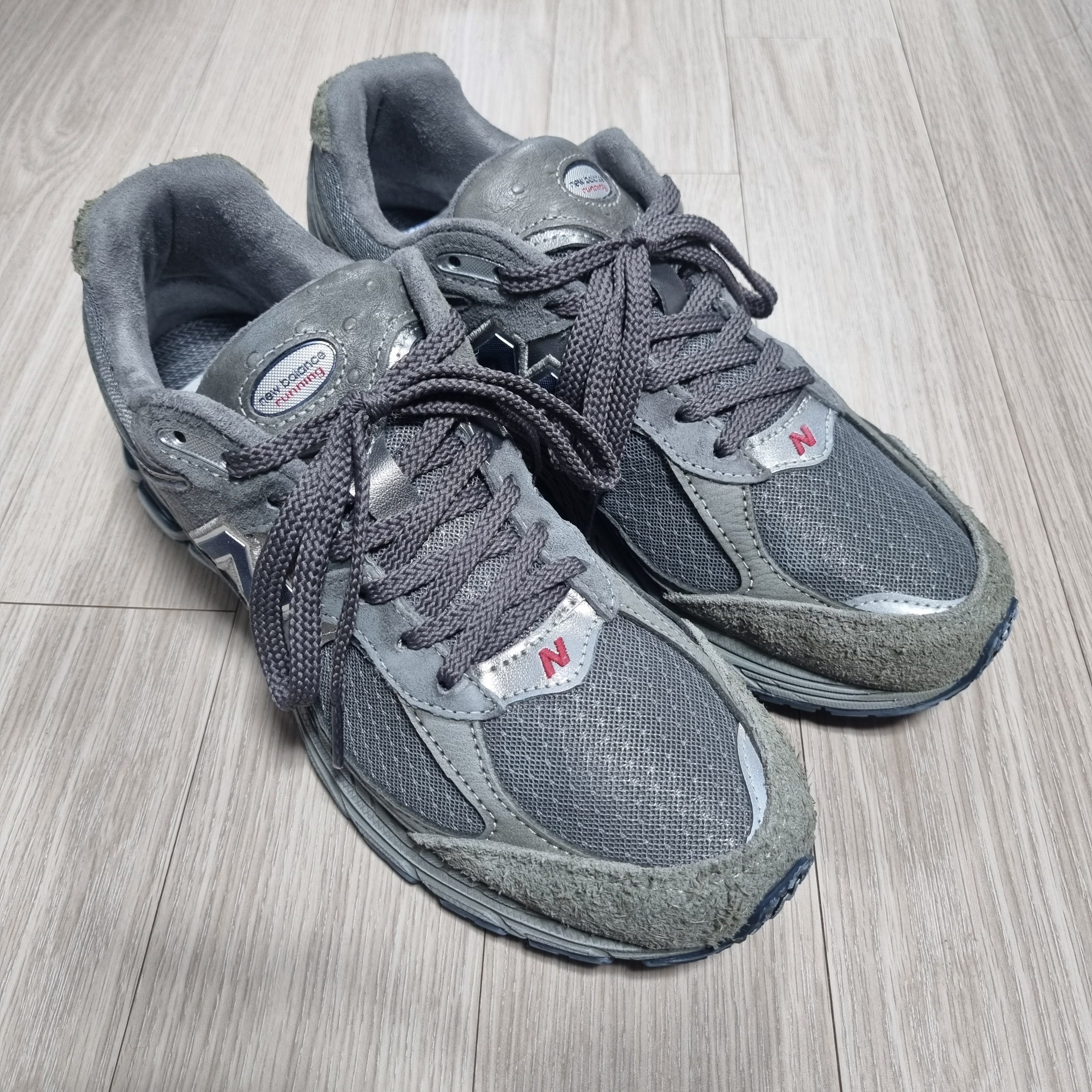 New Balance 2002R Premium Vintage Grey 착용 스타일