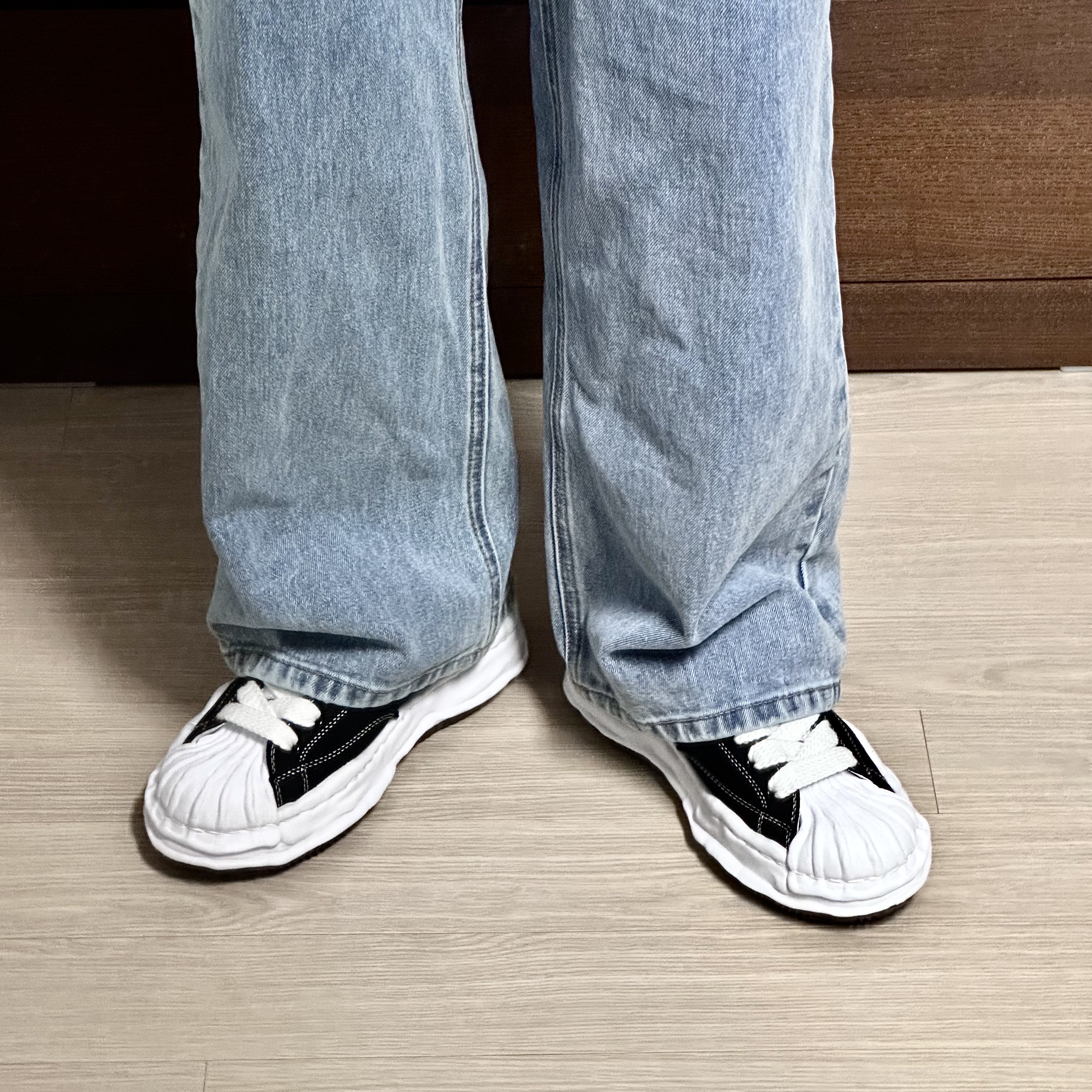 Maison Mihara Yasuhiro Blakey OG Sole Canvas Low-top Sneakers Black White 착용 스타일 - 3
