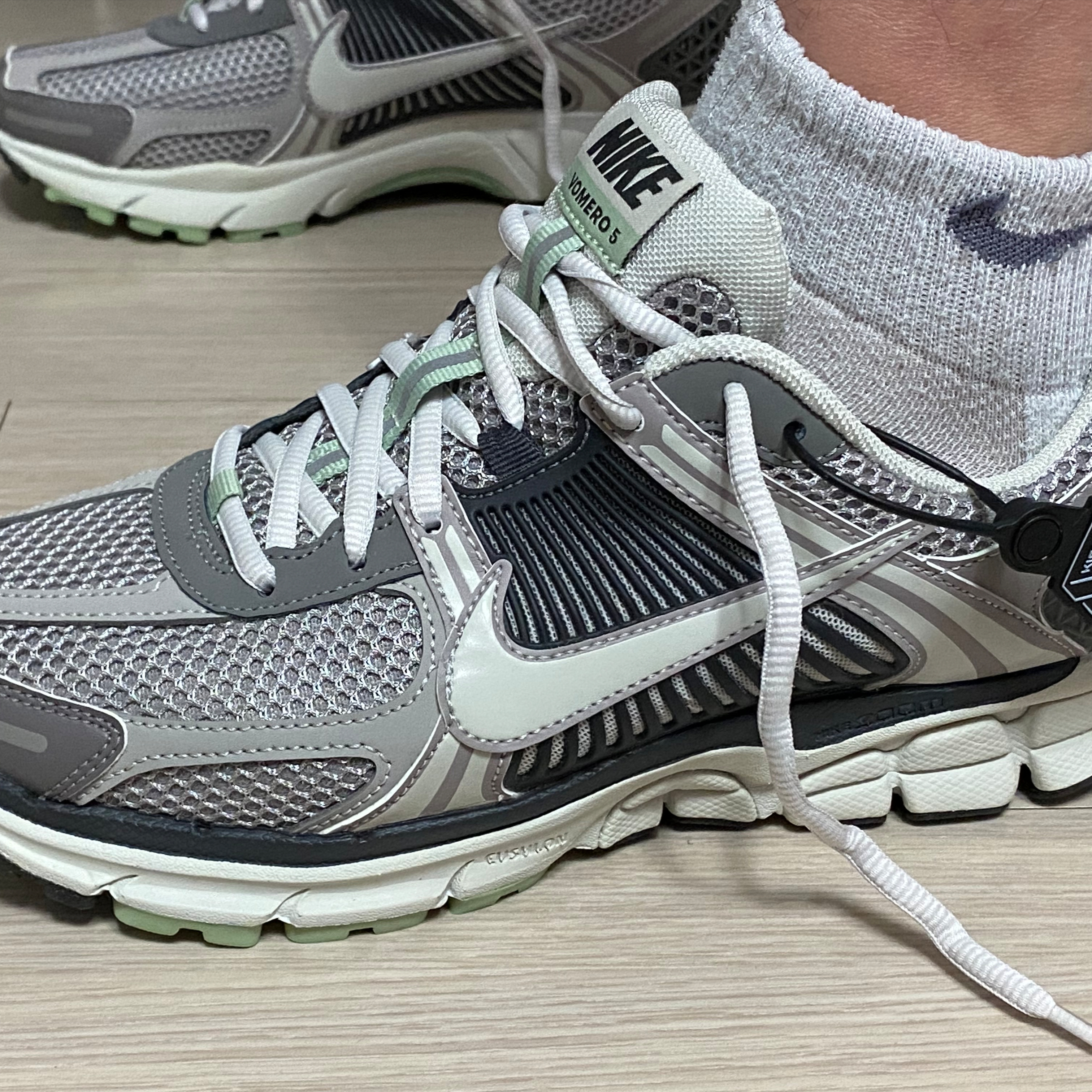 (W) Nike Zoom Vomero 5 Cobblestone and Flat Pewter 착용 스타일 - 3