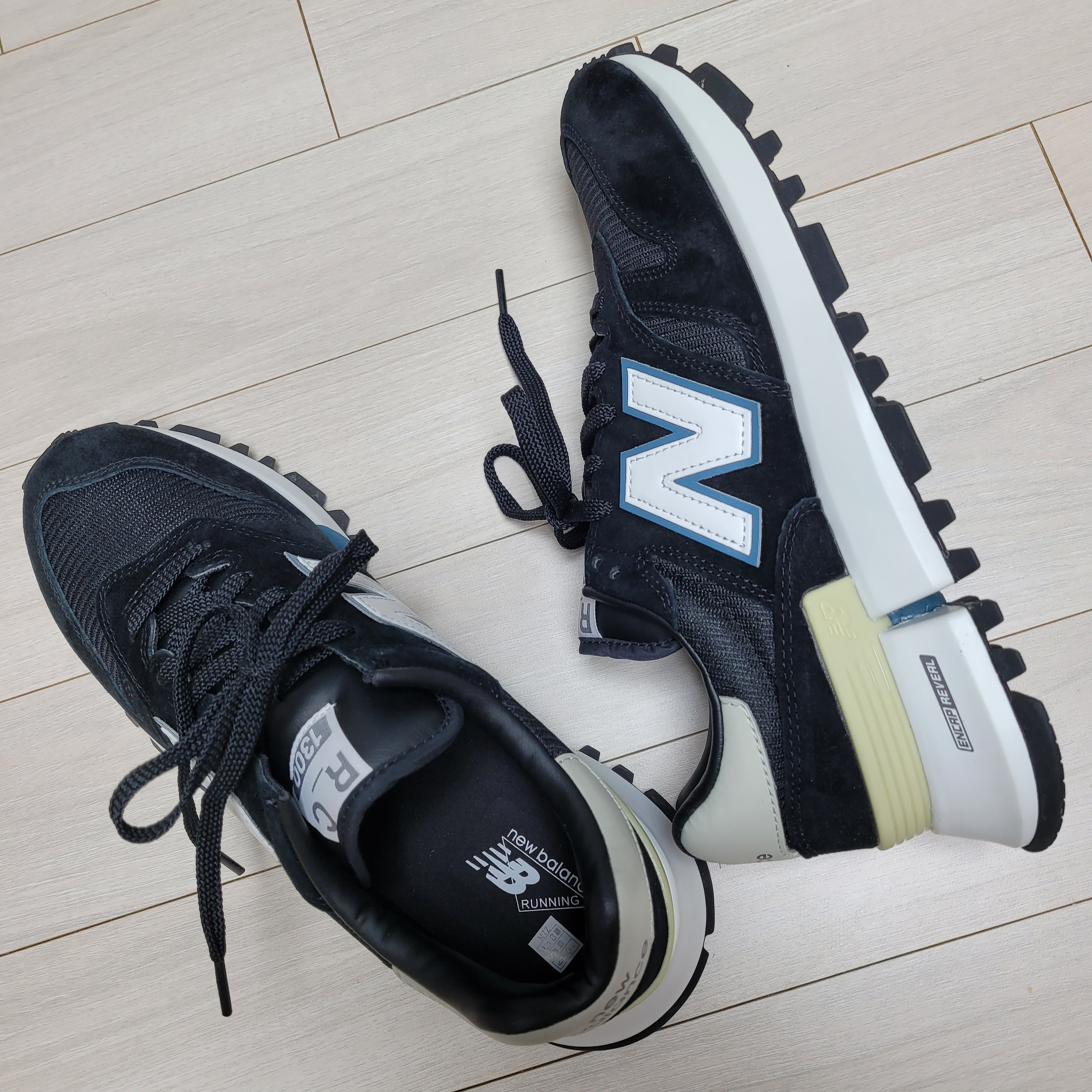 New Balance x Tokyo Design Studio R_C 1300 Black Mallard Blue 착용 스타일