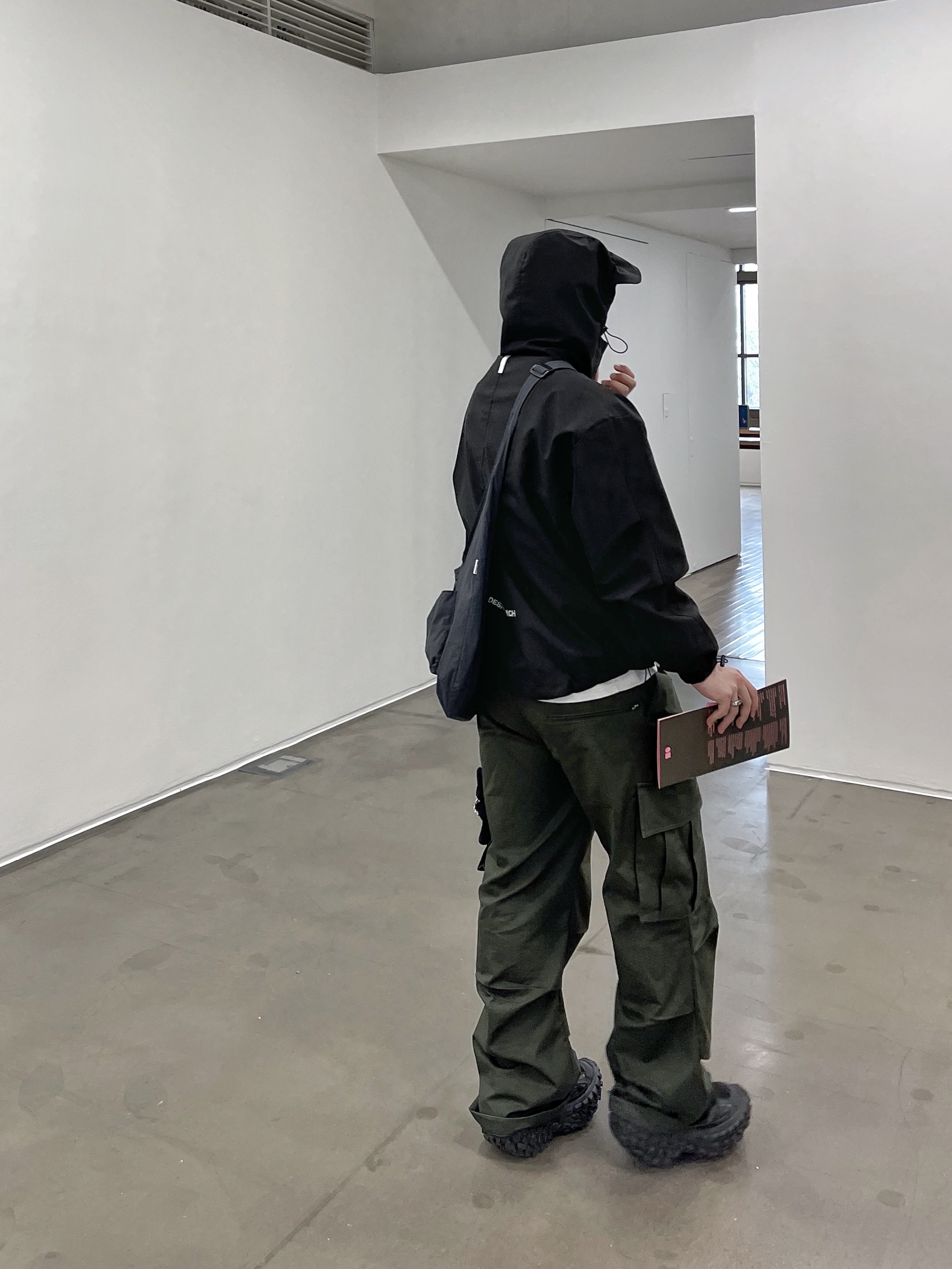 Balenciaga Defender Sneakers Black 착용 스타일 - 1