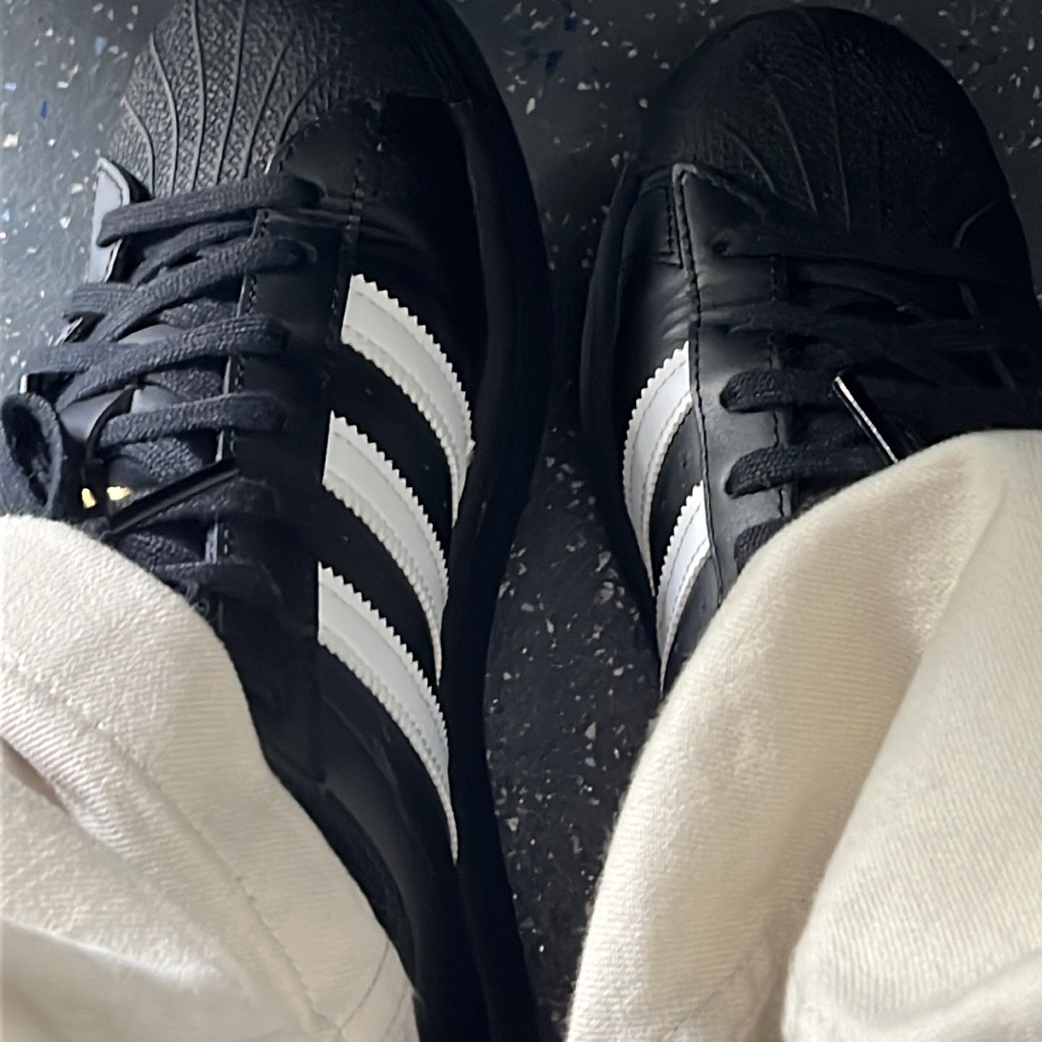 Adidas Superstar Core Black White 착용 스타일