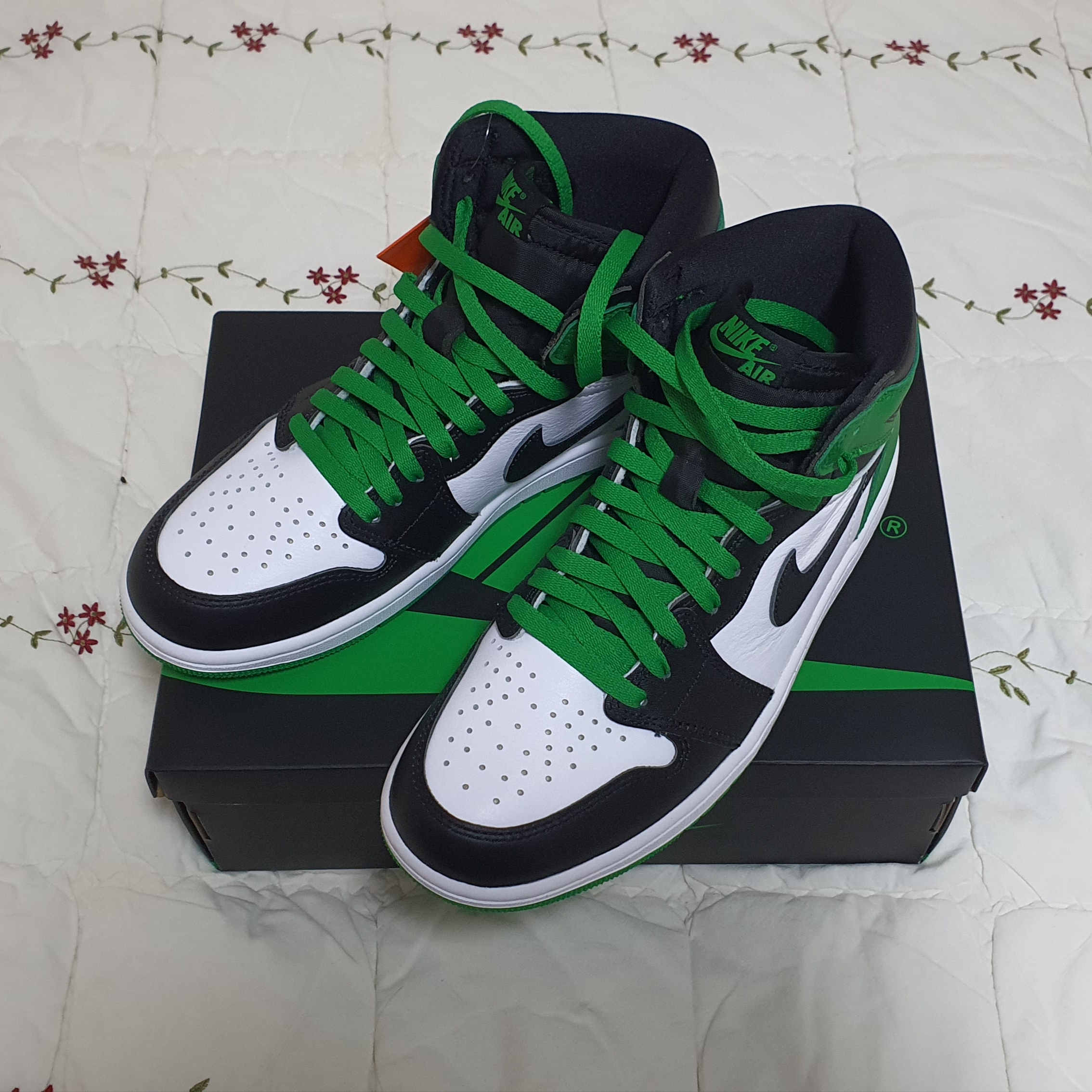 Jordan 1 Retro High OG Black and Lucky Green 착용 스타일 - 1