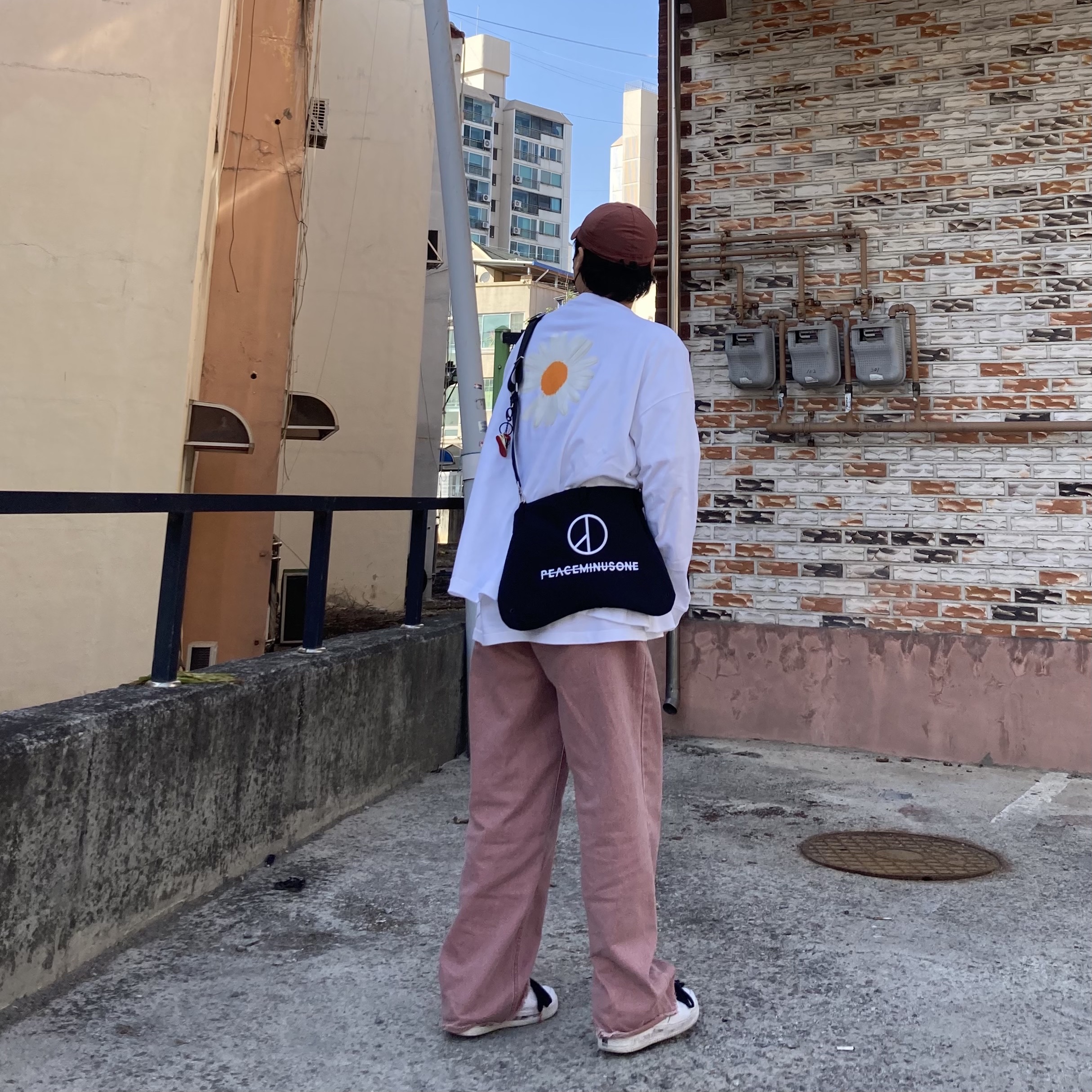 Nike x Peaceminusone LS T-Shirt White (DR0098-100), Nike x Peaceminusone Air Force 1 Low Para-Noise 2.0 착용 스타일 - 1