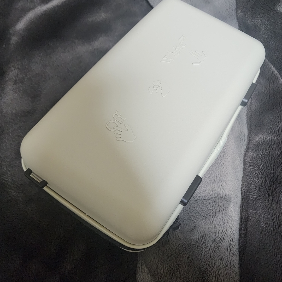Off-White x Amore Pacific Protection Box (Without Cosmetics) 착용 스타일 - 2