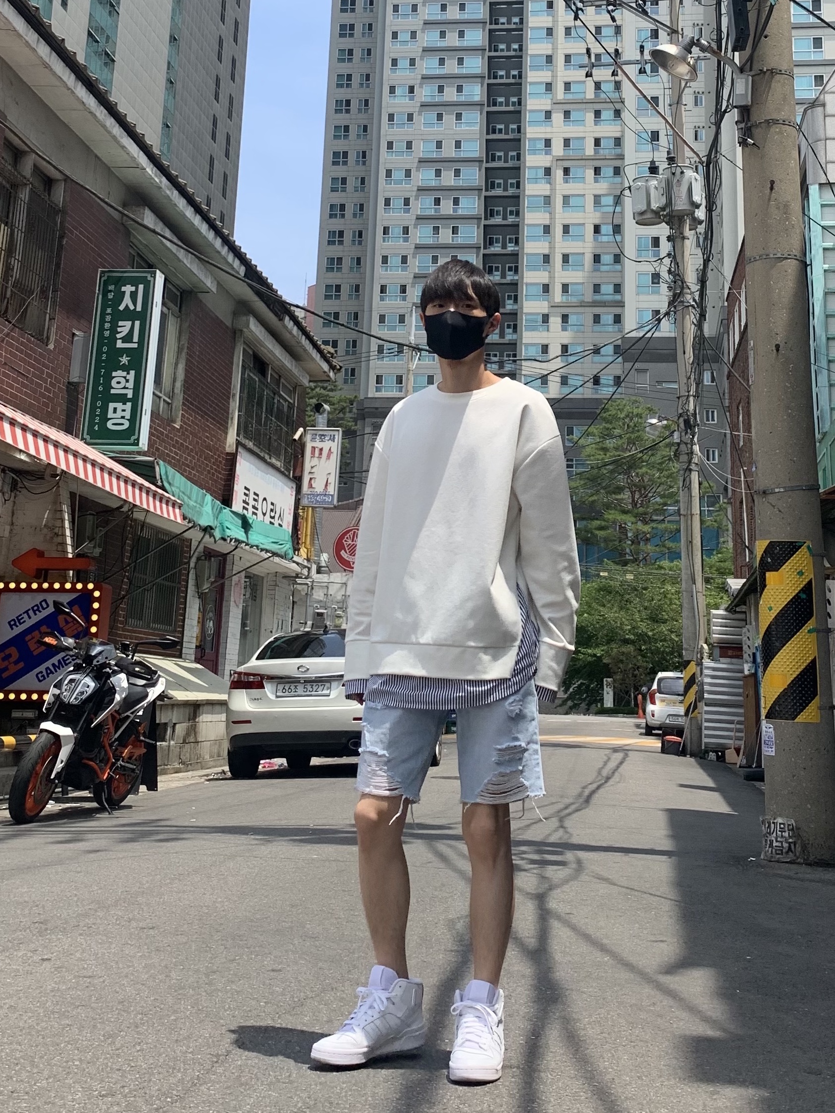 Adidas Forum Mid Triple White 착용 스타일 - 2