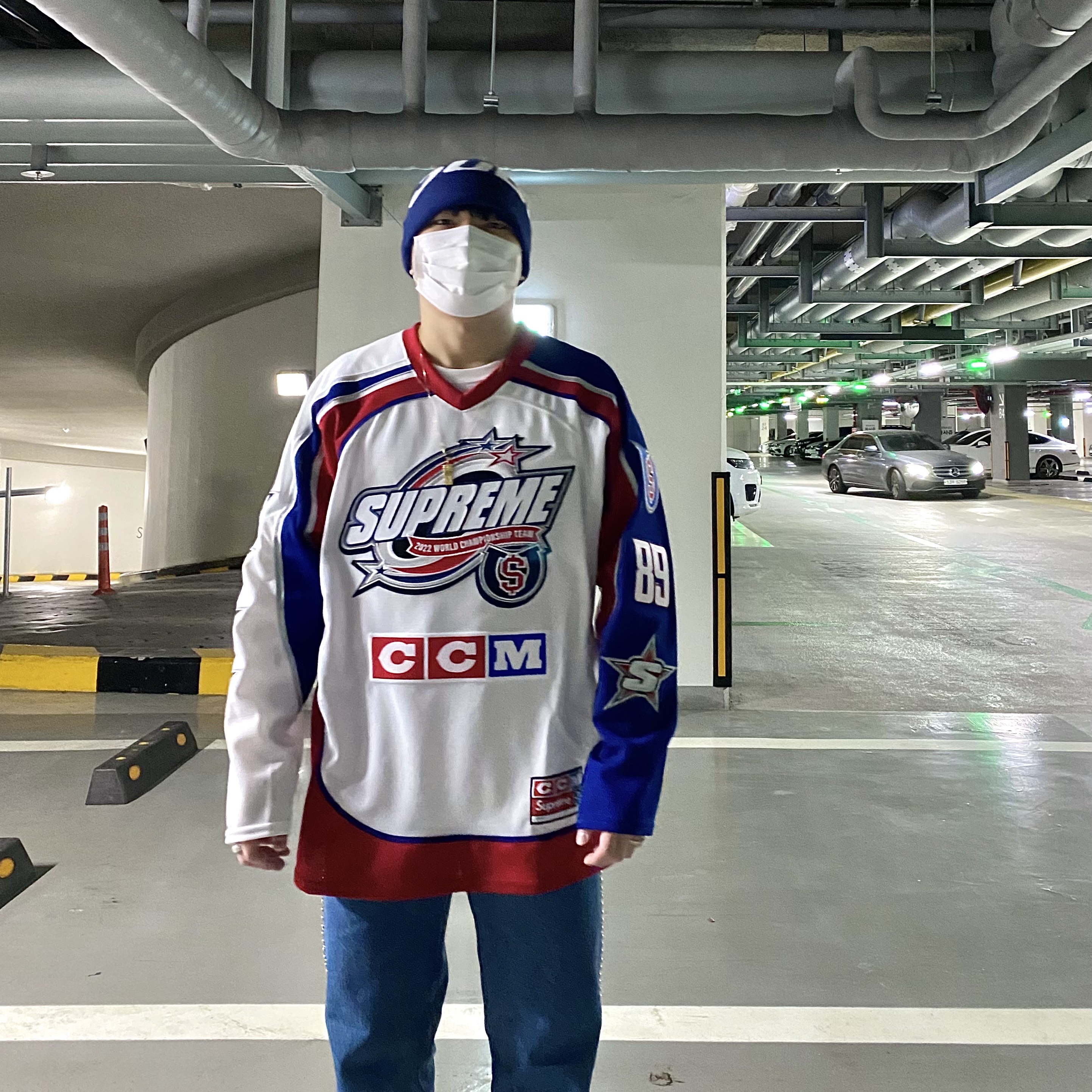 Supreme x CCM All Stars Hockey Jersey White - 22FW, Supreme Big Logo Beanie Navy 착용 스타일 - 1