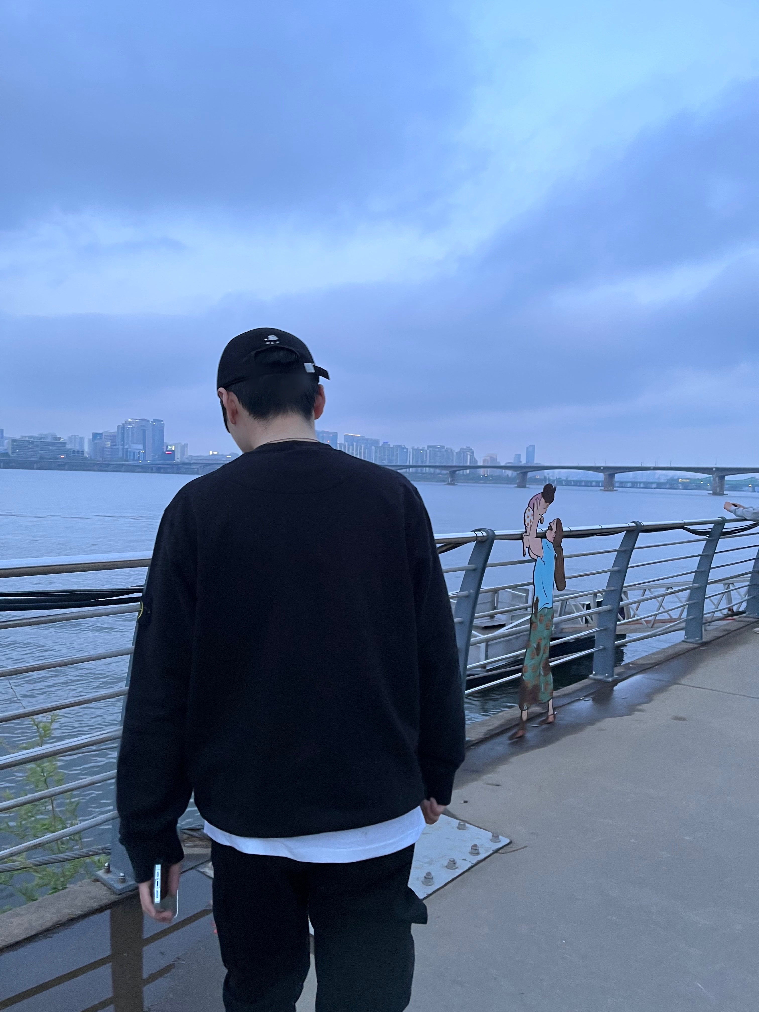 Stone Island 63020 Crewneck Sweatshirt Black - 22FW, Jordan 1 Mid Light Smoke Grey 착용 스타일 - 3