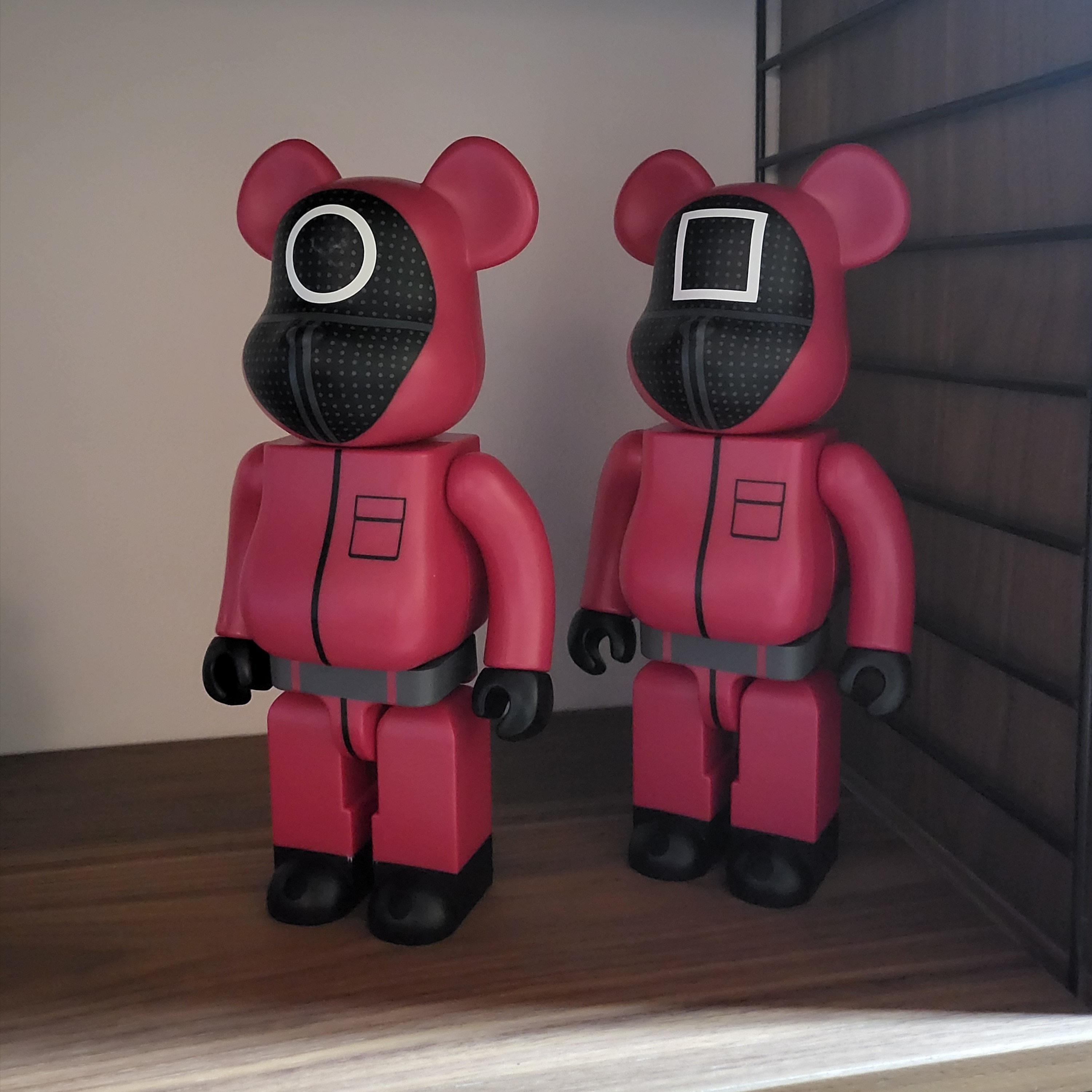 Bearbrick x Squid Game Guard Circle 100% & 400% Set 착용 스타일