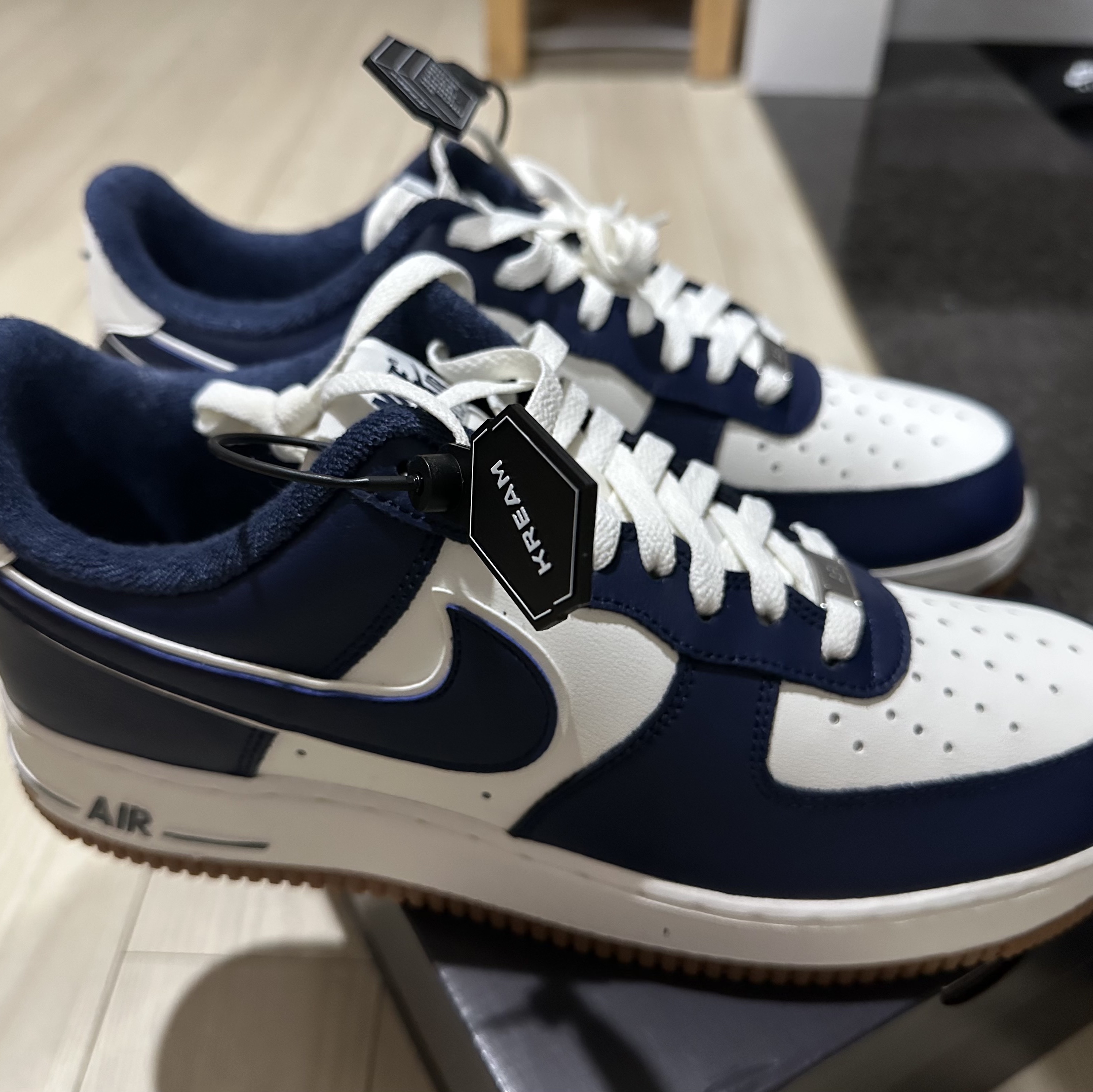 Nike Air Force 1 '07 LV8 Midnight Navy 착용 스타일 - 1
