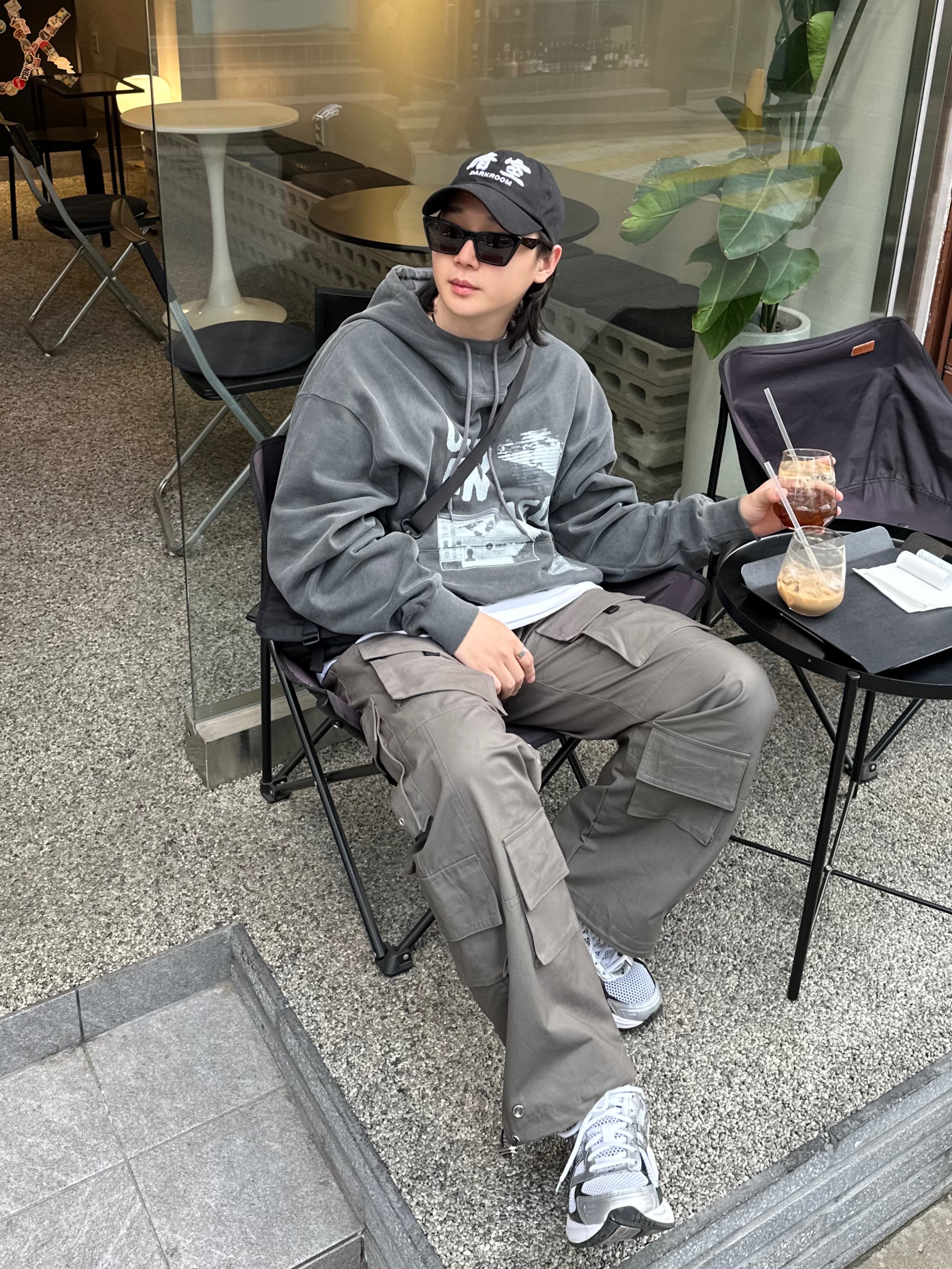 Darkr8m Studio White Logo Cap, Asics Gel-1130 White Black 착용 스타일 - 3