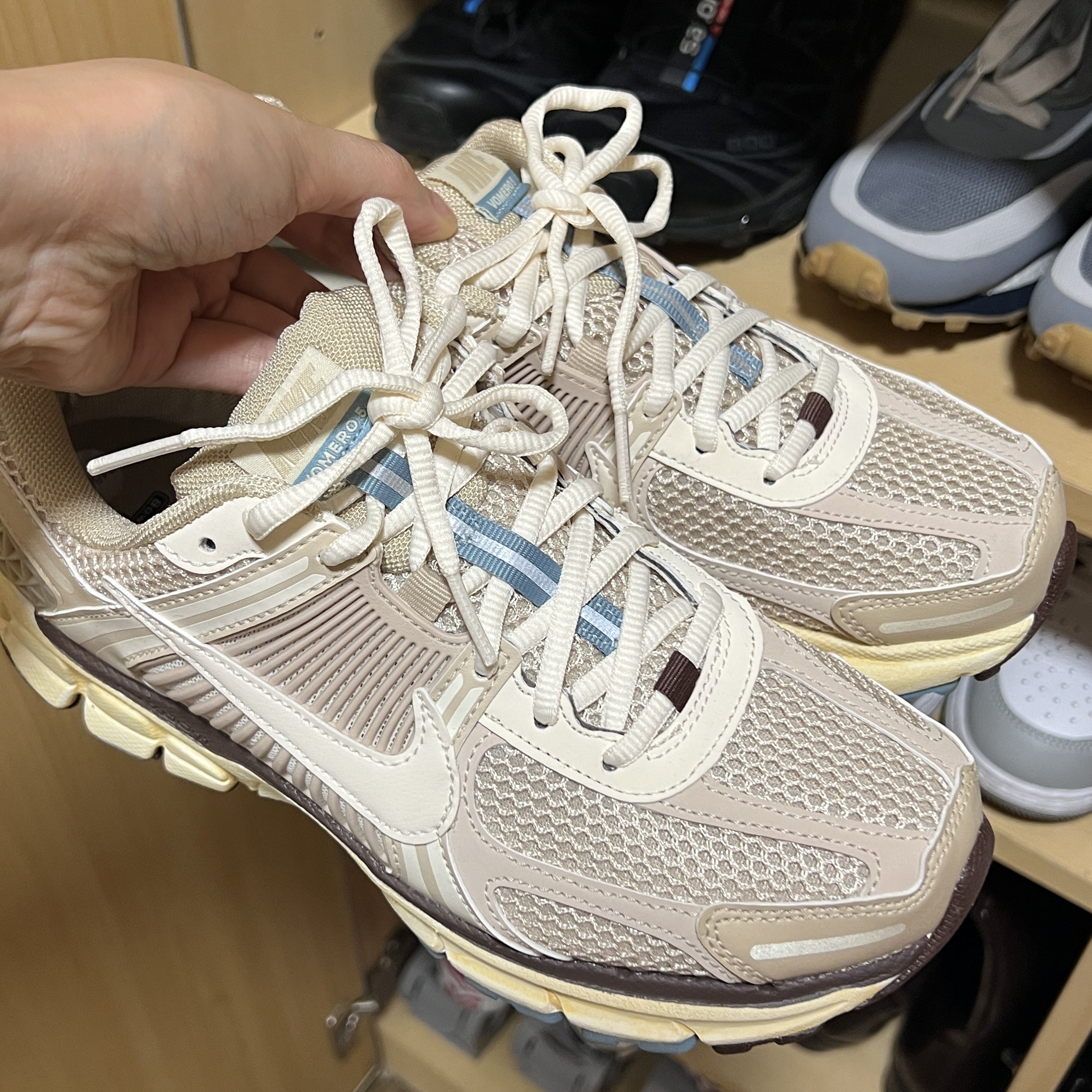 (W) Nike Zoom Vomero 5 Oatmeal 착용 스타일