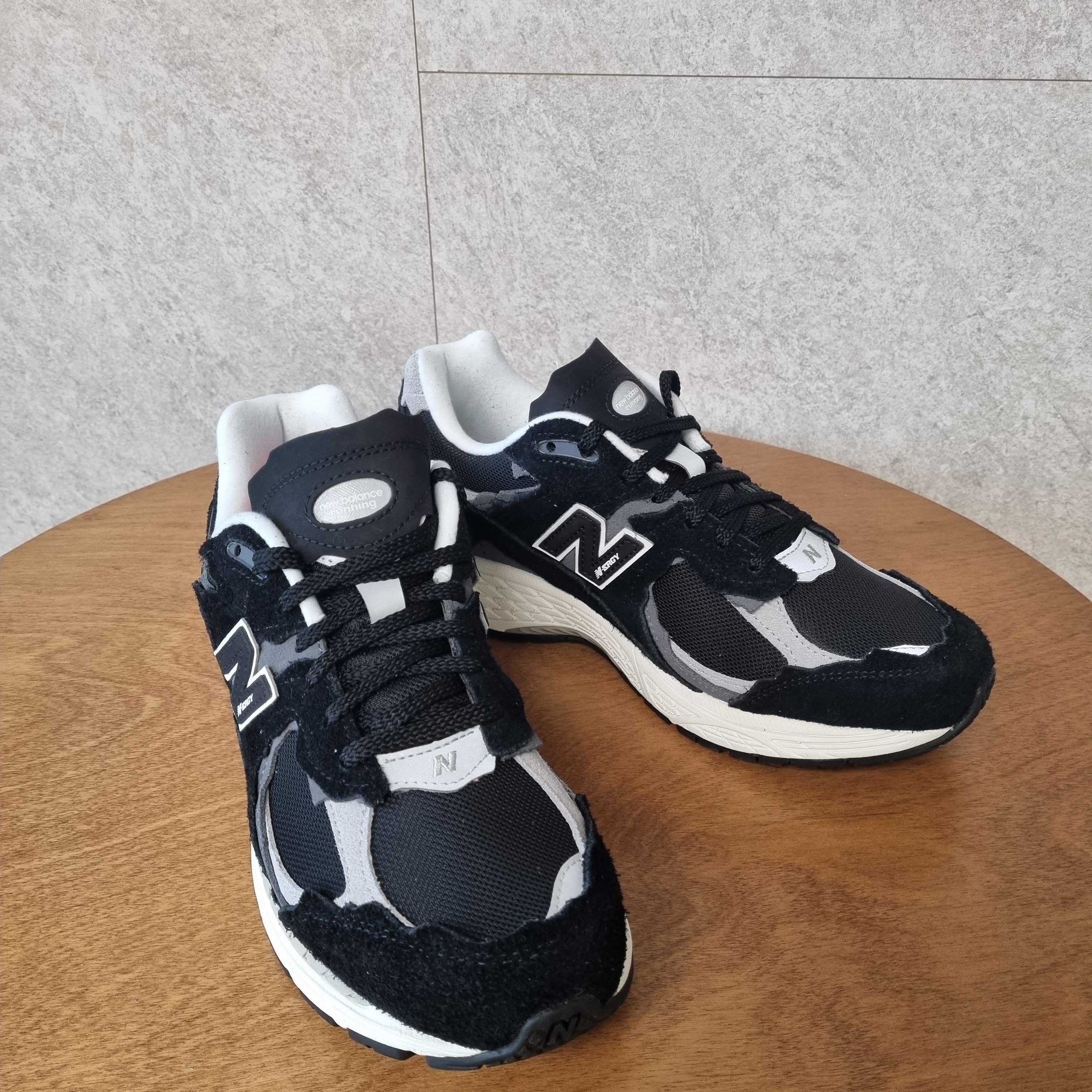 New Balance 2002R Protection Pack Black Grey 착용 스타일 - 3