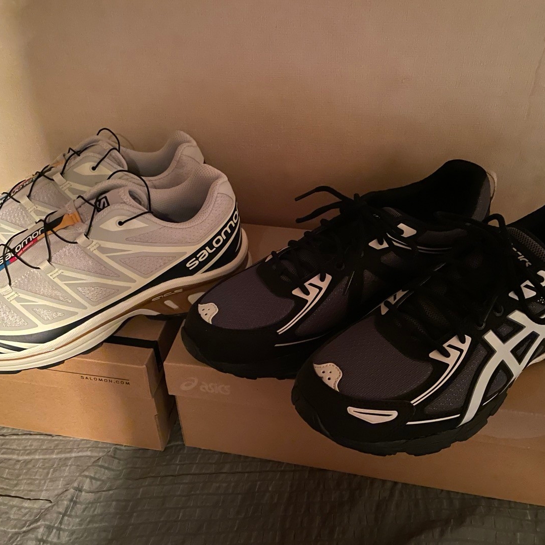 Salomon XT-6 Lunar Rock Dark Sapphire, Asics Gel-Venture 6 Carrier Grey 착용 스타일
