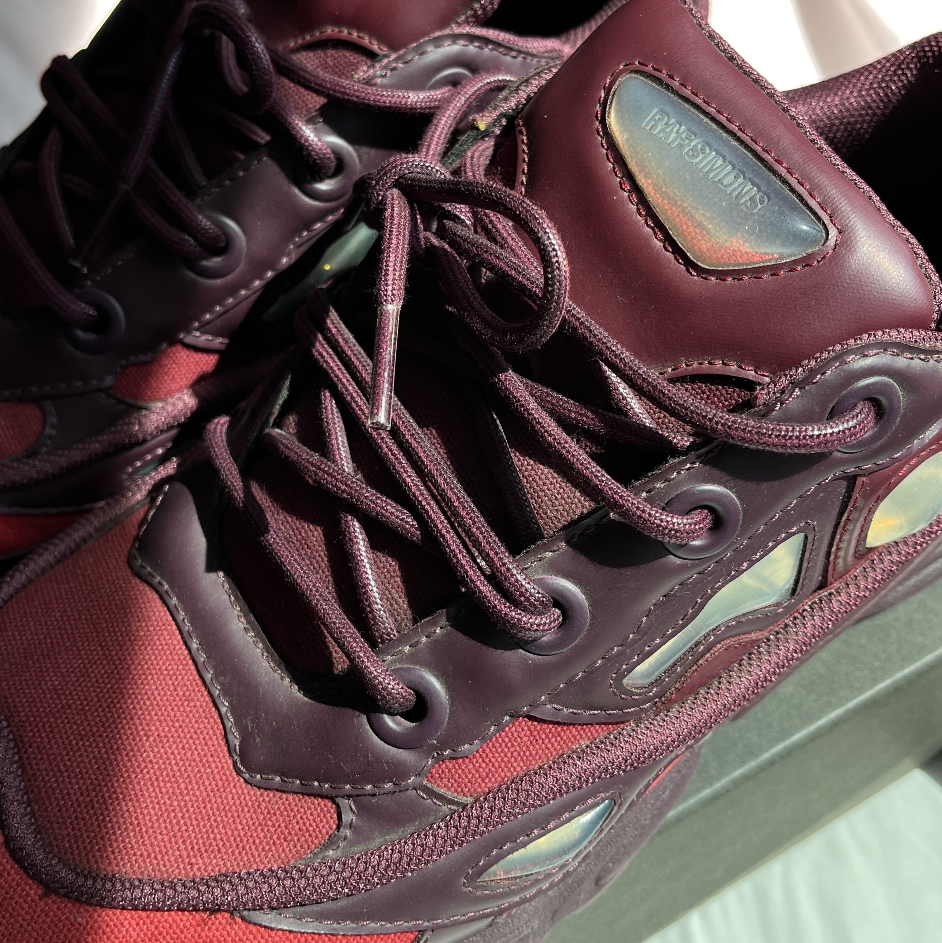 Adidas x Raf Simons Ozweego 3 Burgundy 착용 스타일 - 4