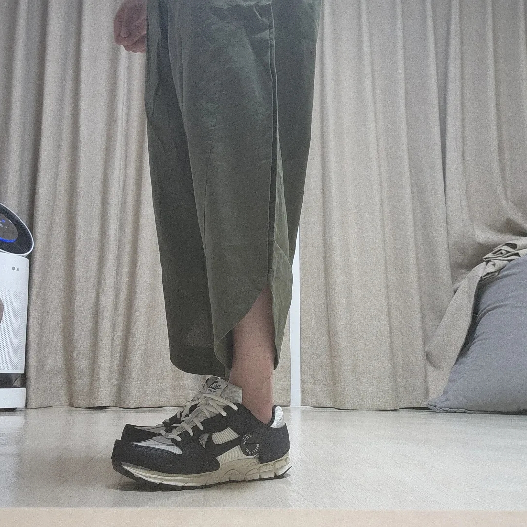 (W) Nike Zoom Vomero 5 Wolf Grey and Black 착용 스타일 - 3