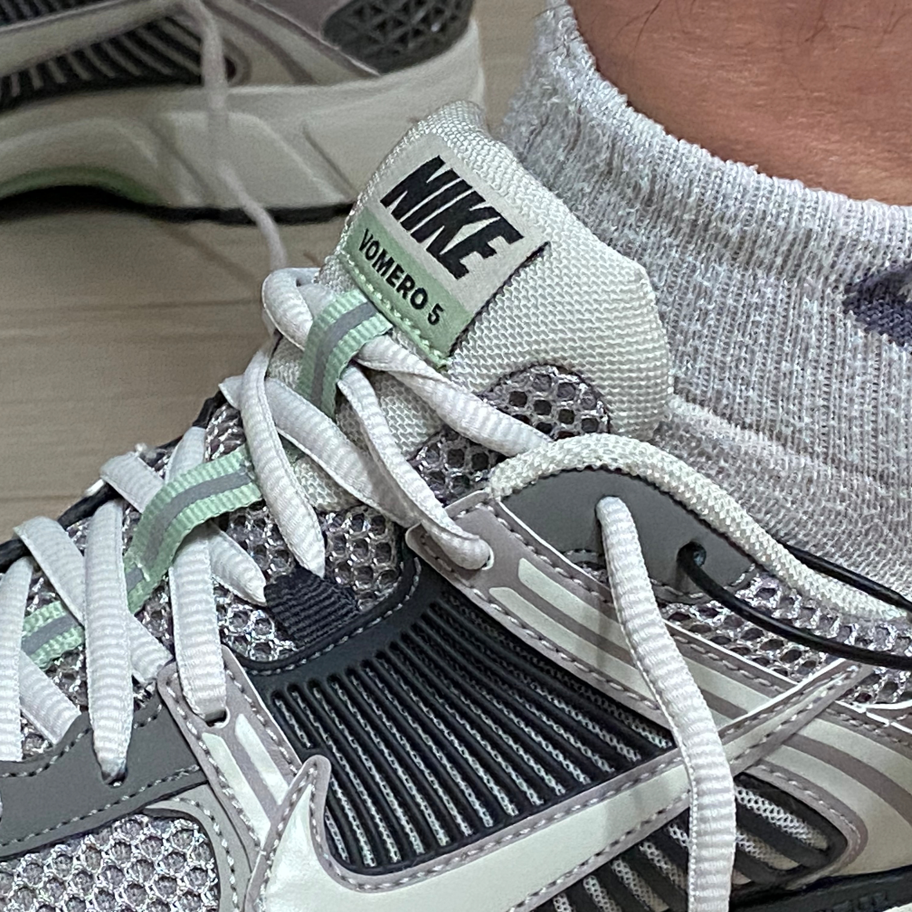 (W) Nike Zoom Vomero 5 Cobblestone and Flat Pewter 착용 스타일 - 4