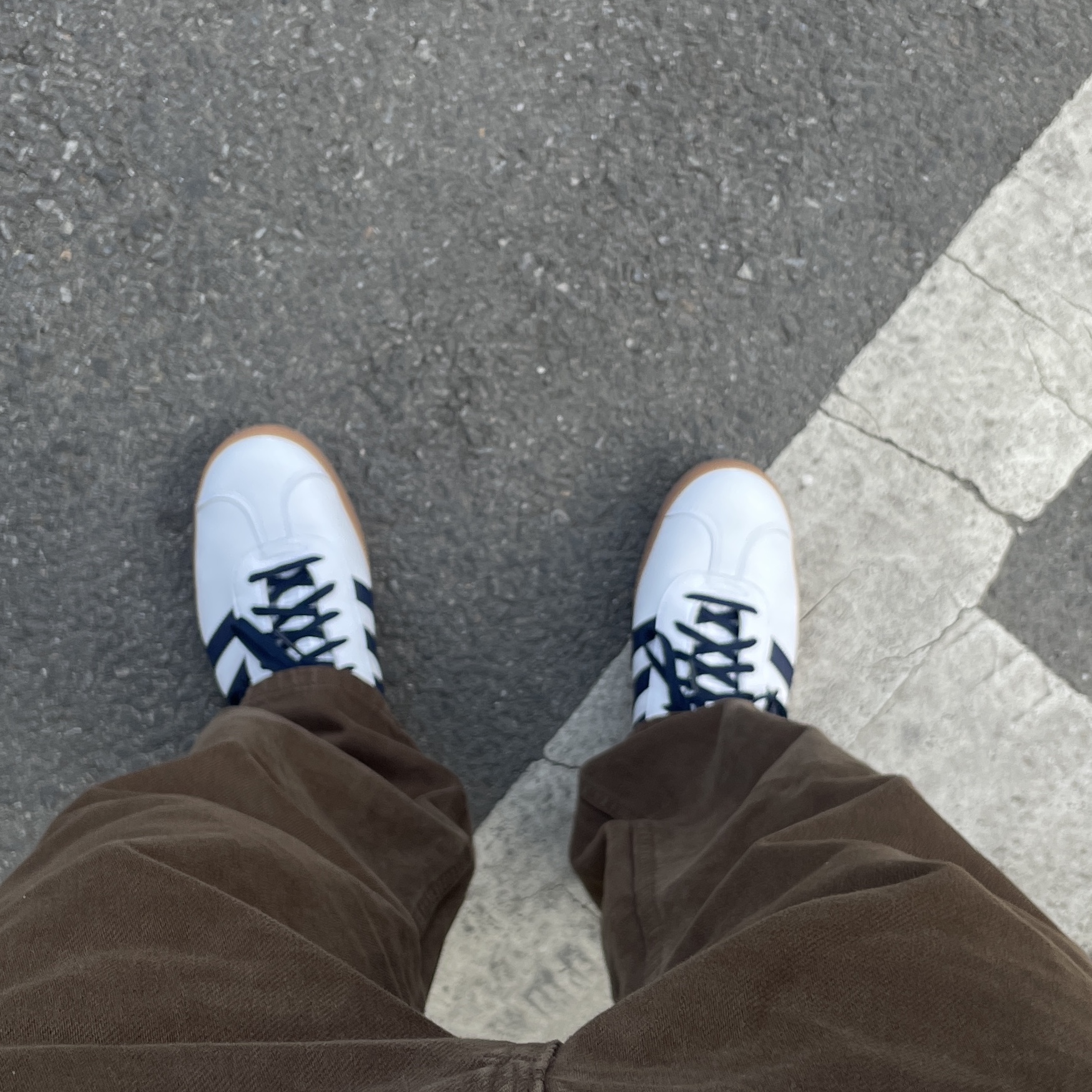 Adidas Gazelle White Collegiate Navy 착용 스타일