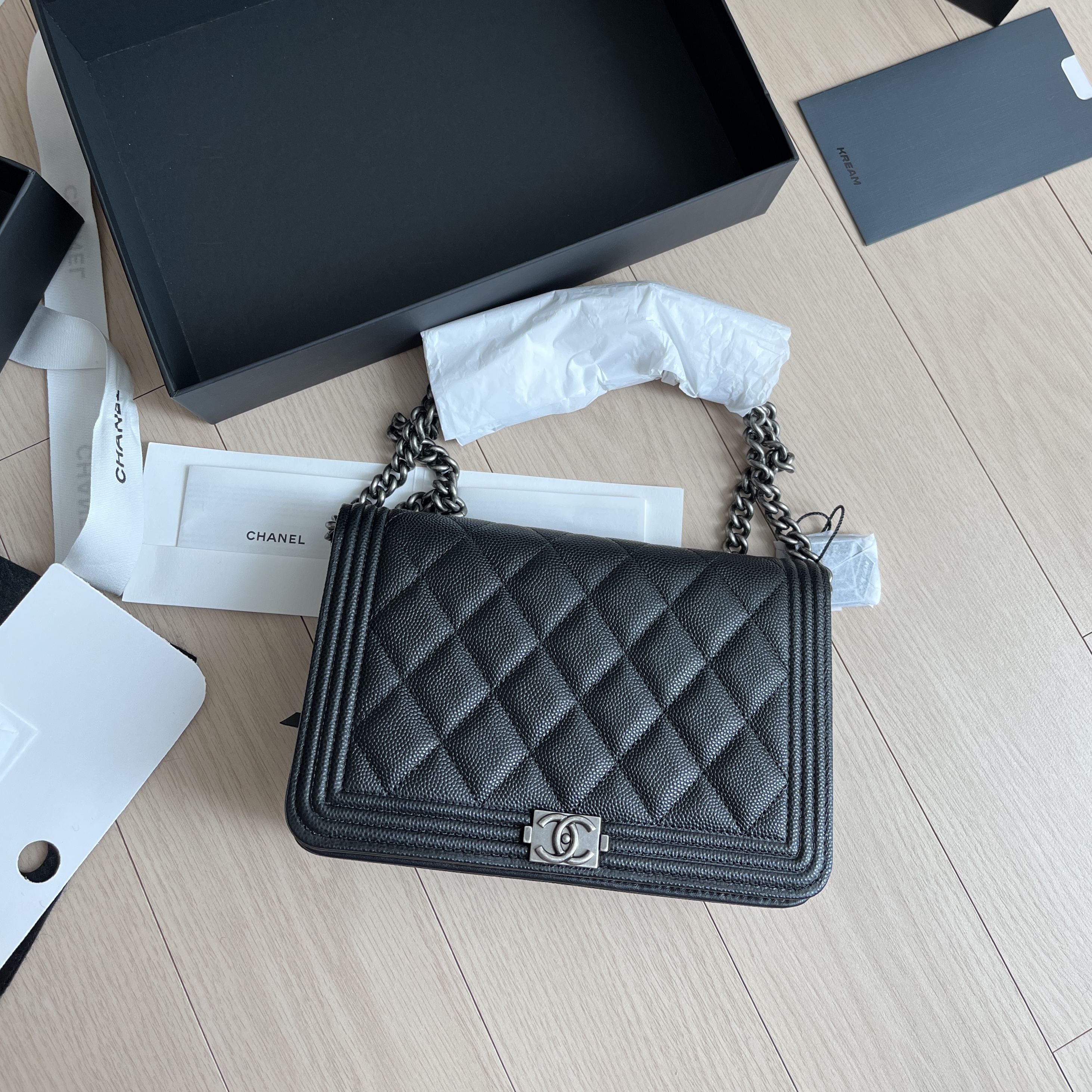 Chanel Boy Chanel Wallet On Chain Grained Calfskin & Ruthenium Black 착용 스타일