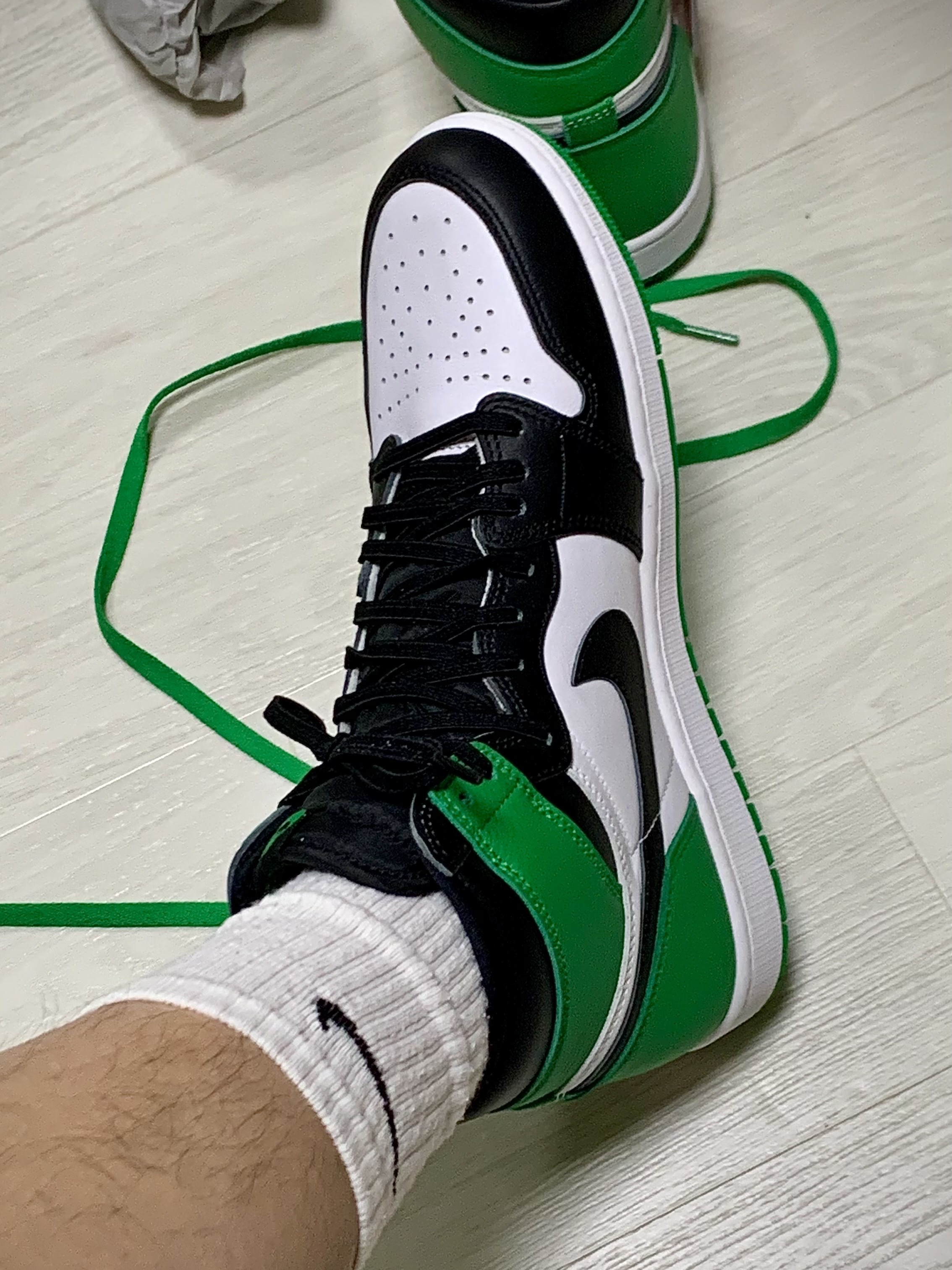 Jordan 1 Retro High OG Black and Lucky Green 착용 스타일