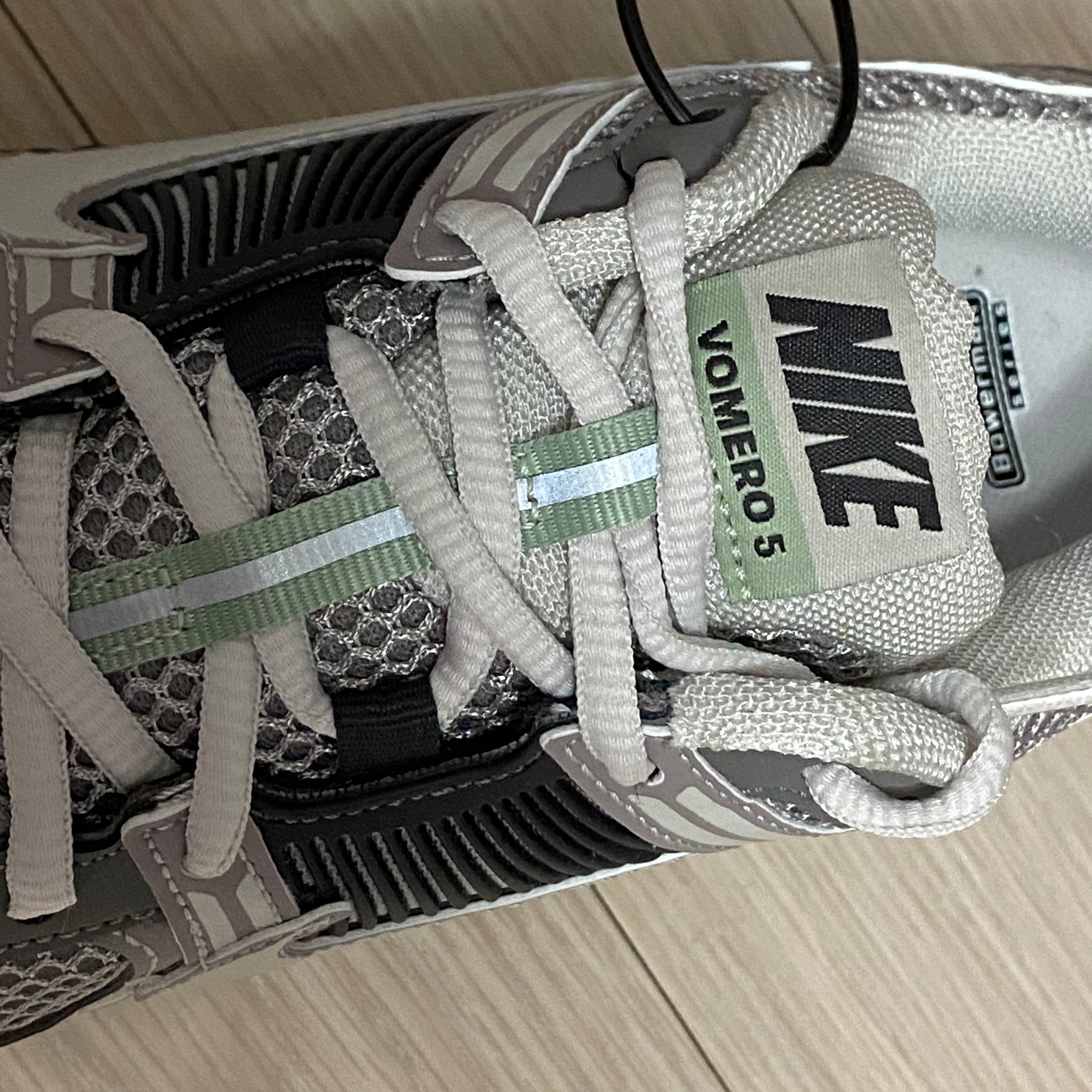 (W) Nike Zoom Vomero 5 Cobblestone and Flat Pewter 착용 스타일 - 2
