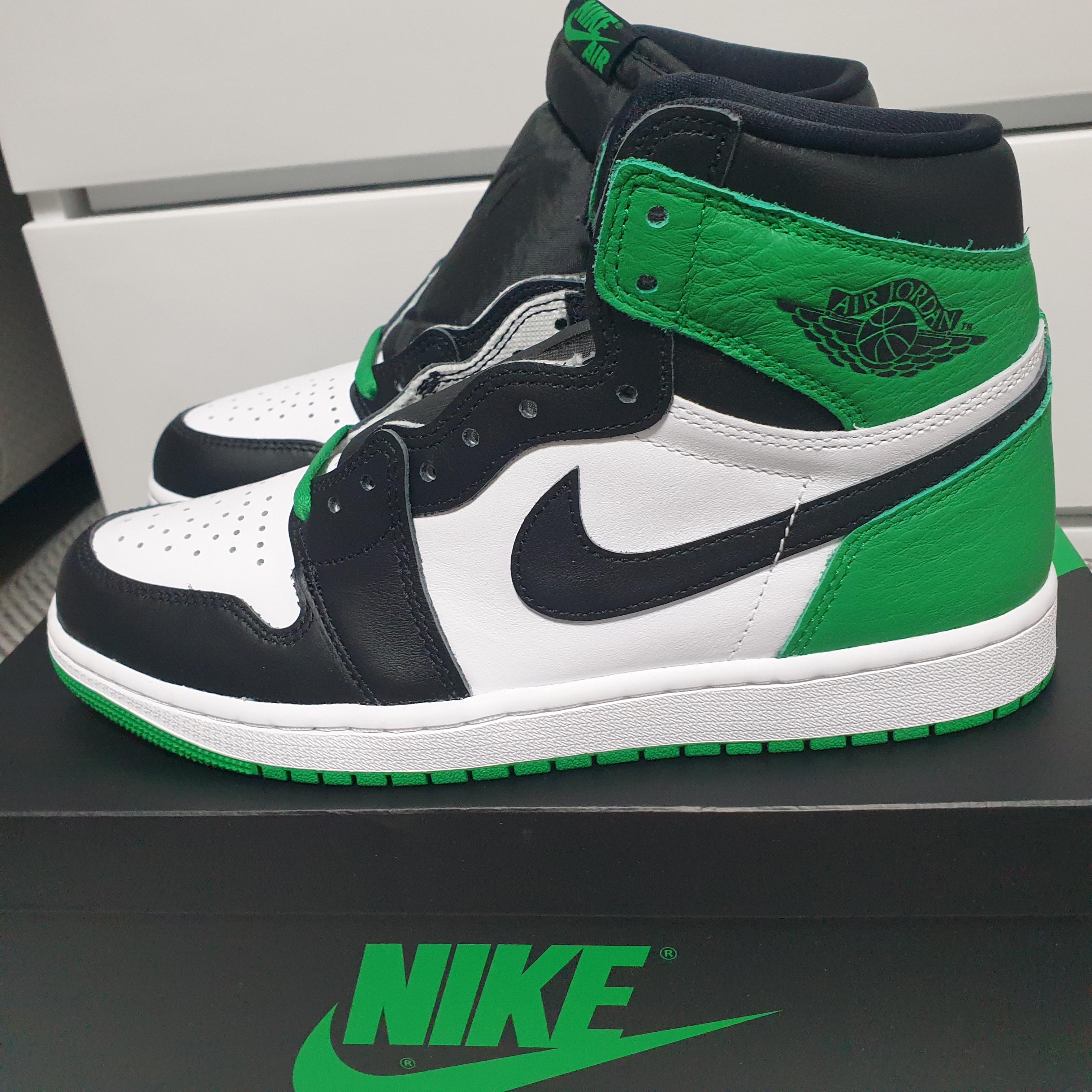 Jordan 1 Retro High OG Black and Lucky Green 착용 스타일