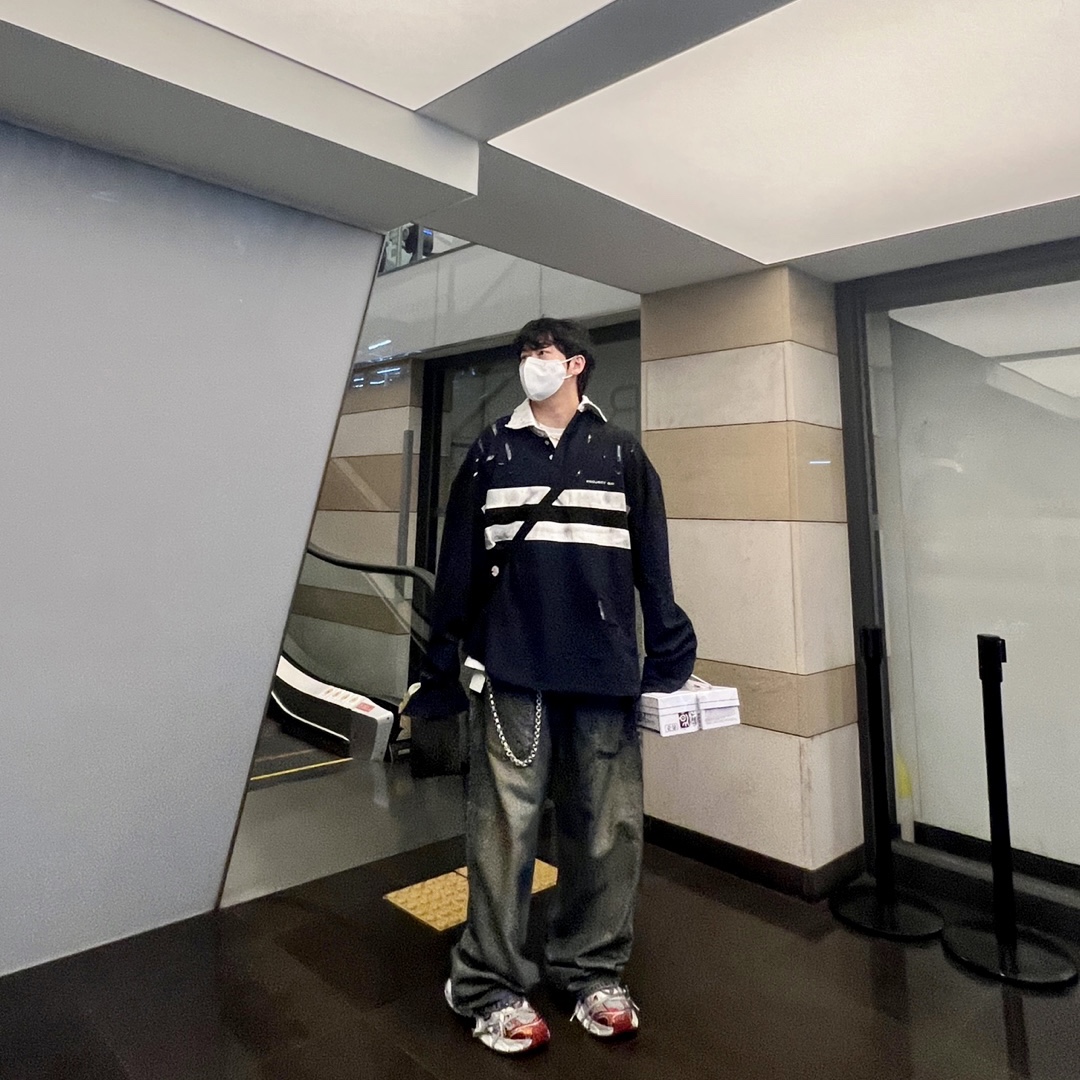 Balenciaga 3XL Sneakers White Red, Project G/R Coated Backward Denim Pants Blue 착용 스타일 - 1