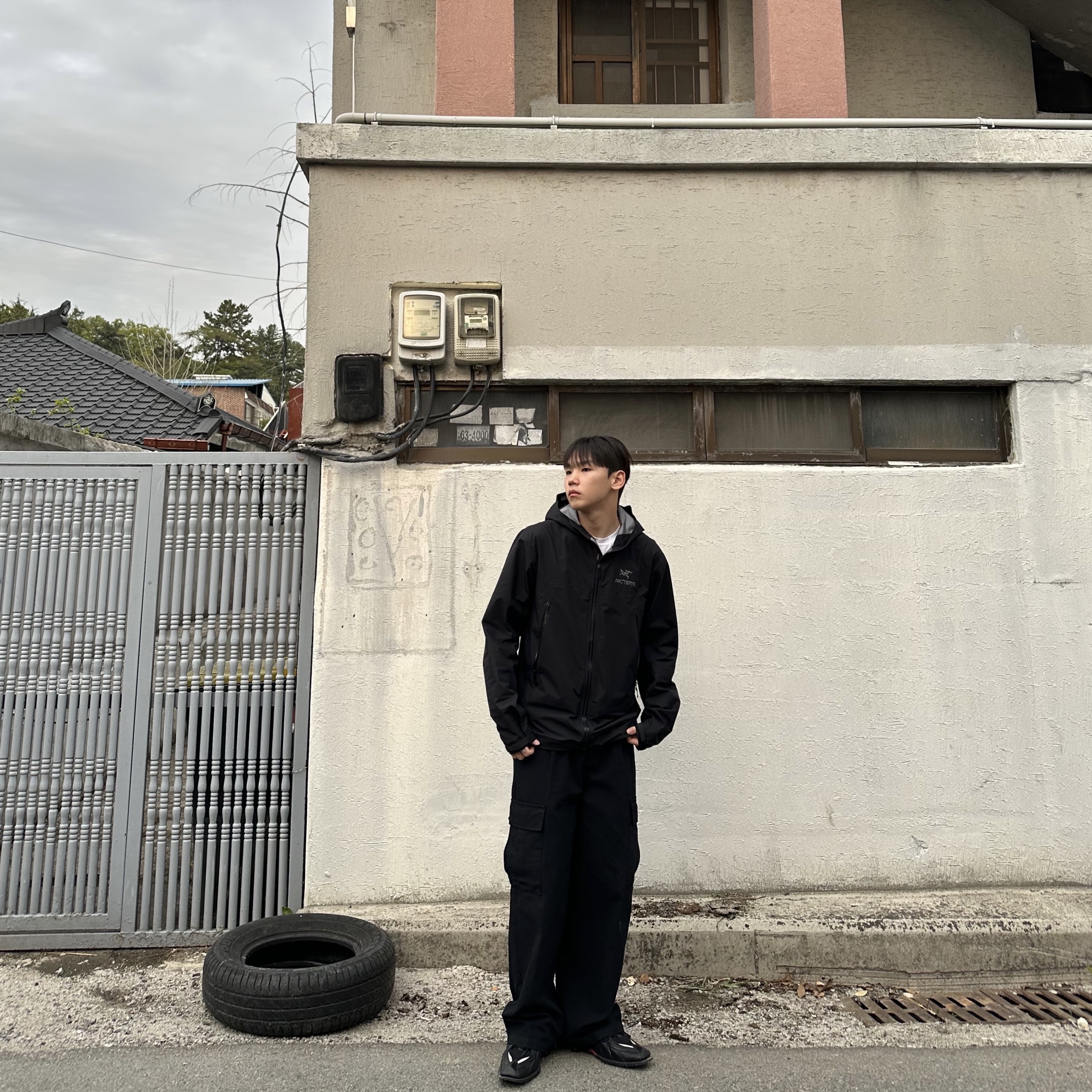 Arc'teryx Beta Jacket Black, Nike x Martine Rose Shox MR4 Black 착용 스타일 - 1