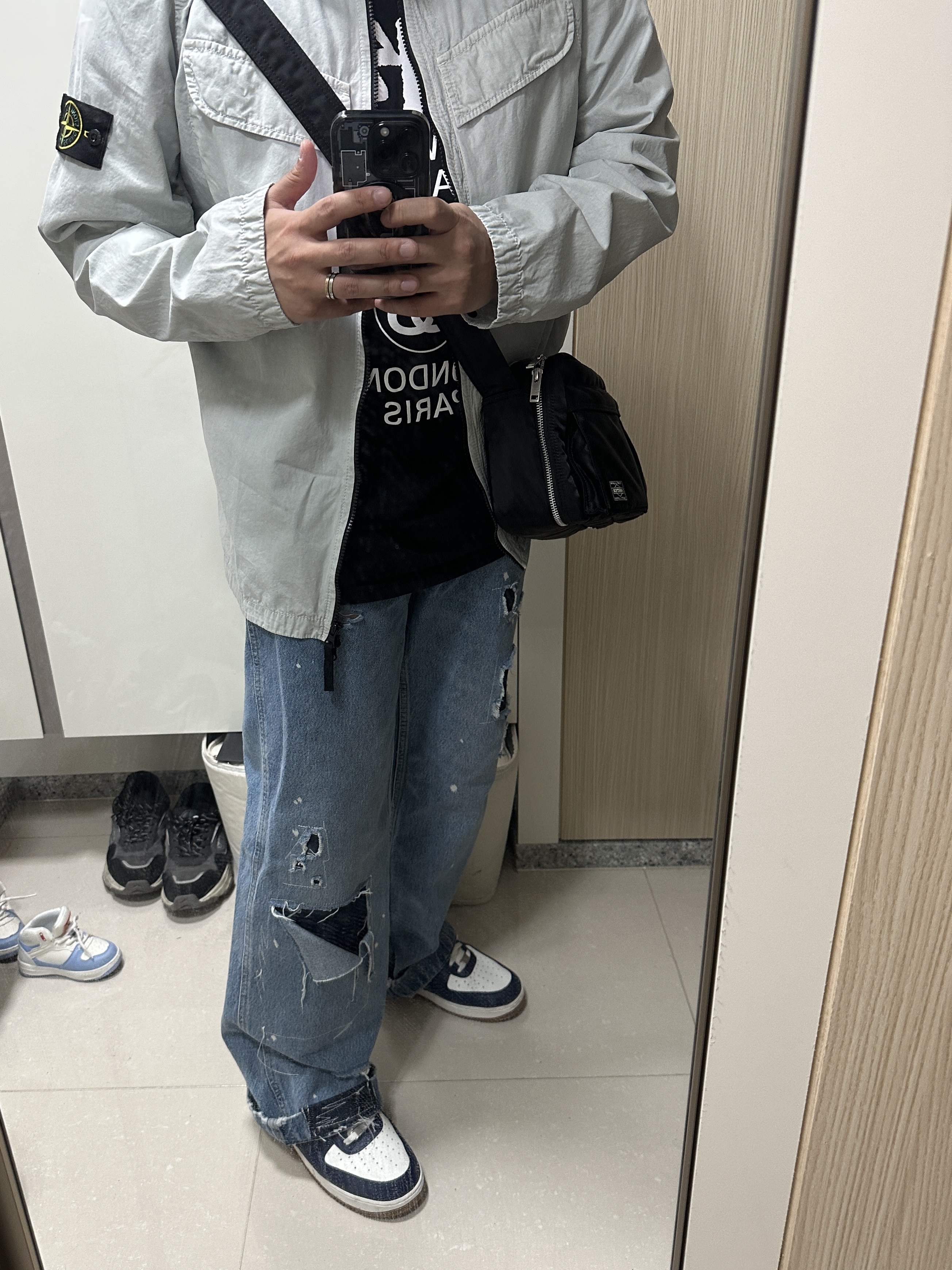Stussy World Tour T-Shirt Black, Porter Tanker Shoulder Bag S Black 착용 스타일