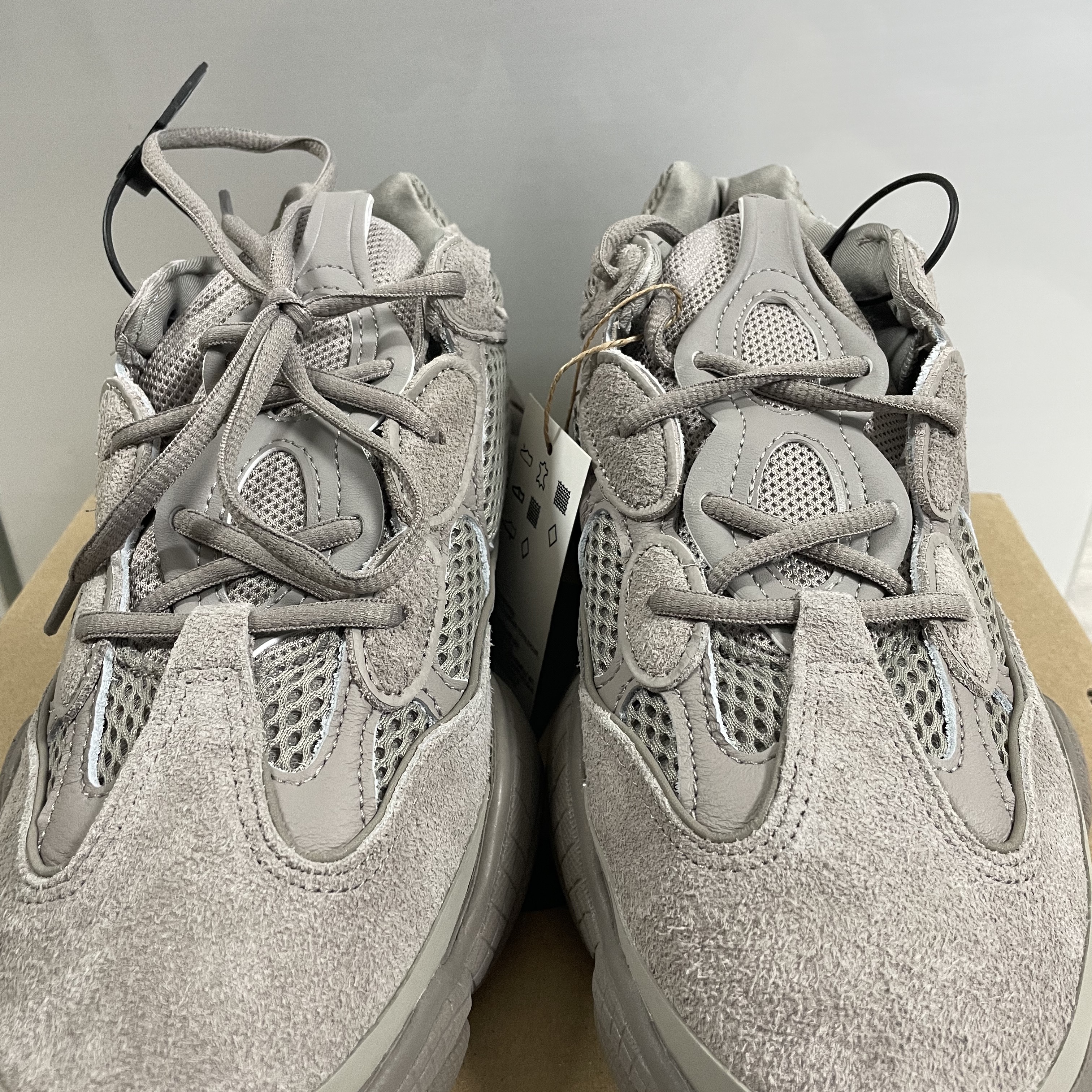 Adidas Yeezy 500 Ash Grey 착용 스타일