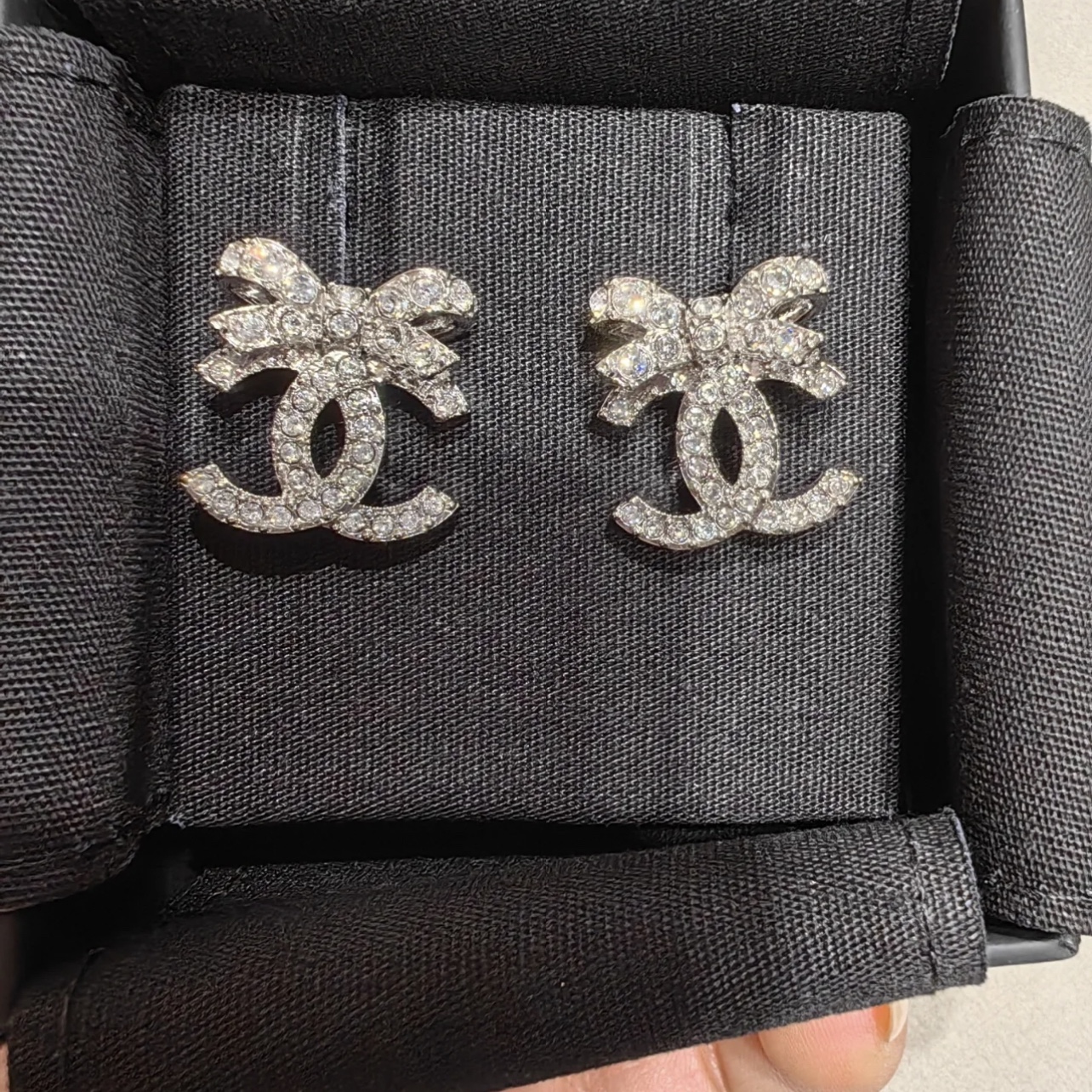 (W) Chanel Stud Earrings Metal Diamantes & Silver Crystal 착용 스타일